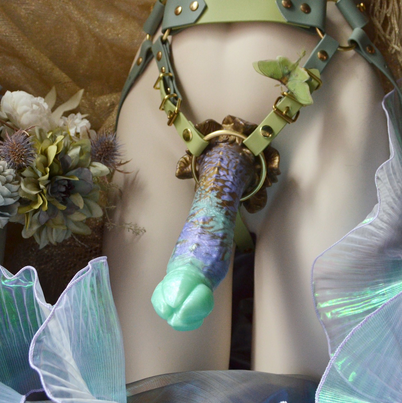 Harnais strap-on fairycore vert avec le dildo fantasy floral Nymf Berges Scintillantes de Fera Daemon.