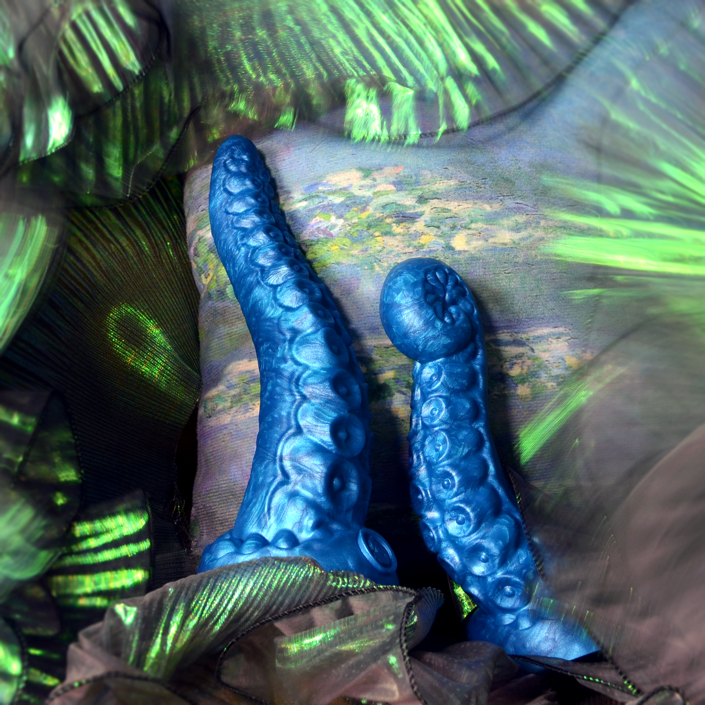 Sextoy tentacule bleu de Khalamite, Néa est un dildo fantasy en silicone souple fabriqué par Fera Daemon