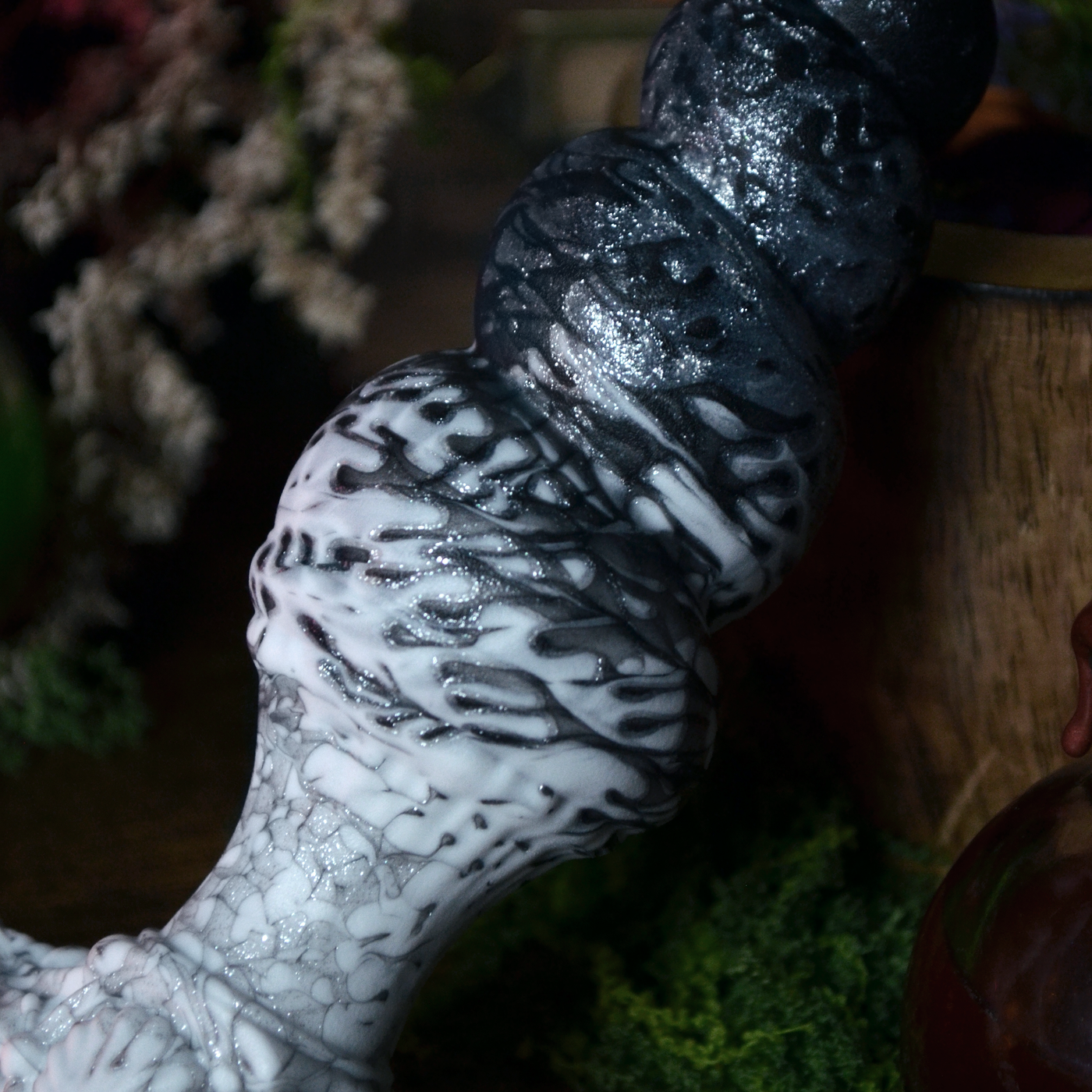 Marbrures dans le silicone multicolore des sextoys Fera Daemon avec le modèle noir et blanc Fênra Plug Palais Hanté
