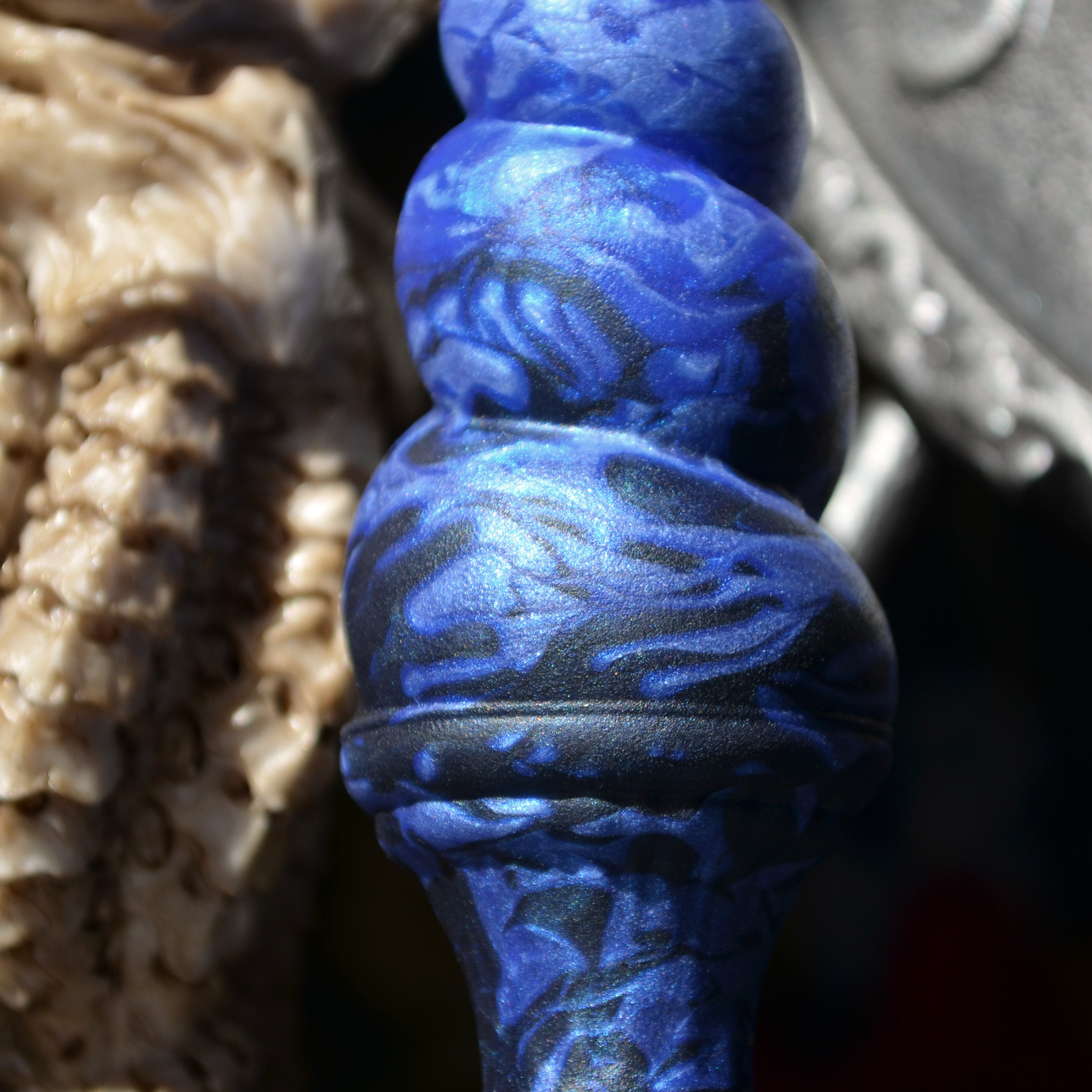 Marbrures bleues et noires dans le silicone d'un plug anal artisanal de Fera Daemon