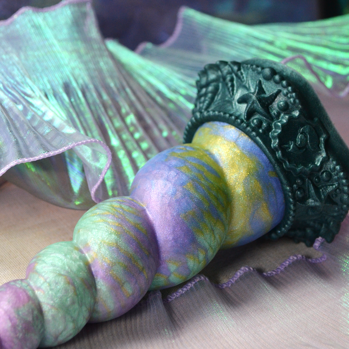 Marbrures multicolores d'un sextoy fantasy Fênra Nymphéas, un dildo original inspiré des peintures de Monet.
