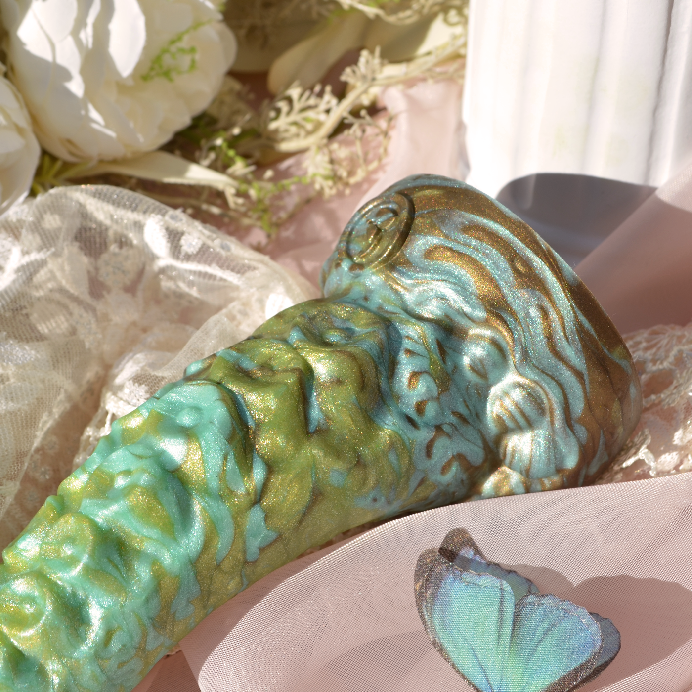 Marbrures des sextoys fantasy en silicone de Fera Daemon. Des nuances artistiques de vert et de doré dans ce dildo tentacule Néa Relique Elfique.