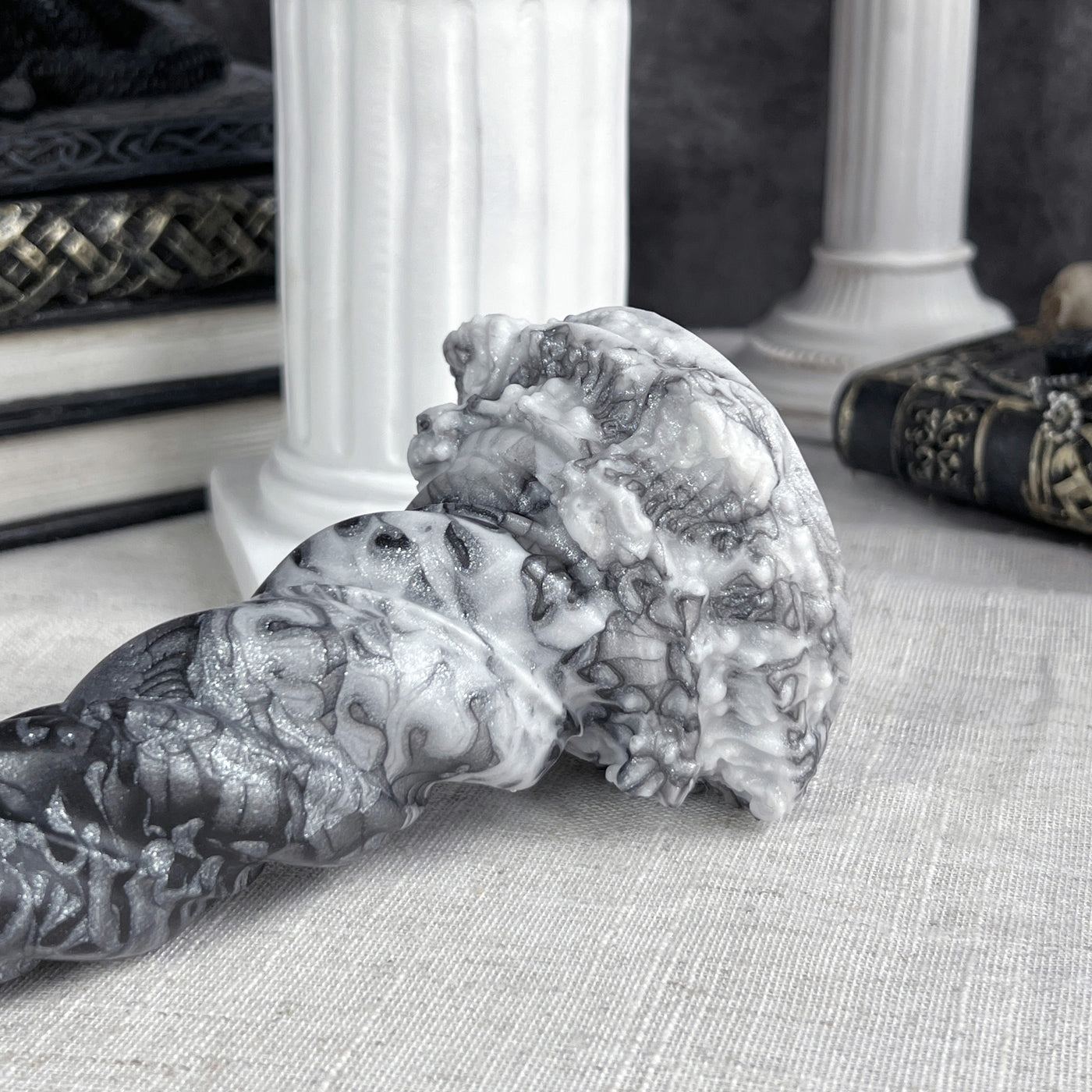 Marbrures du silicone Fera Daemon dans le socle du modèle Fênra dans le coloris blanc et noir Palais Hantré