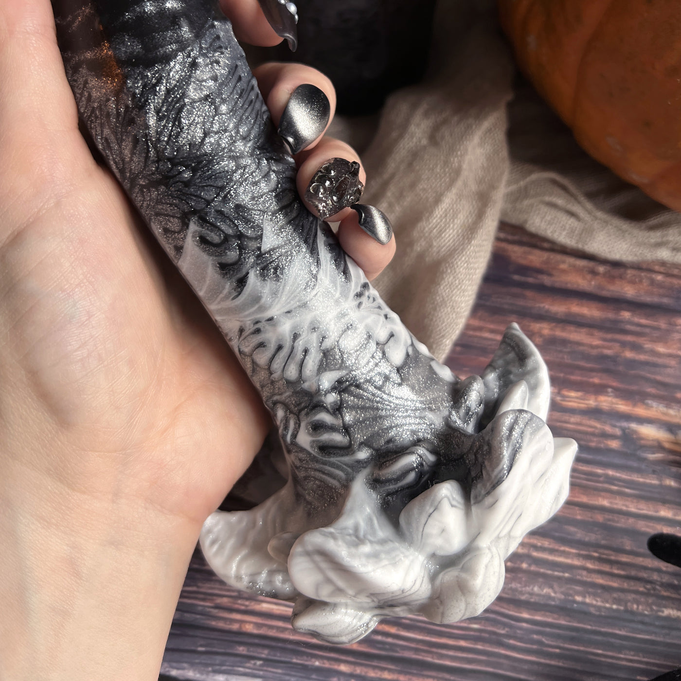 Marbrures dans le silicone de Fera Daemon, un beau mélange de noir et blanc du coloris Palais Hanté