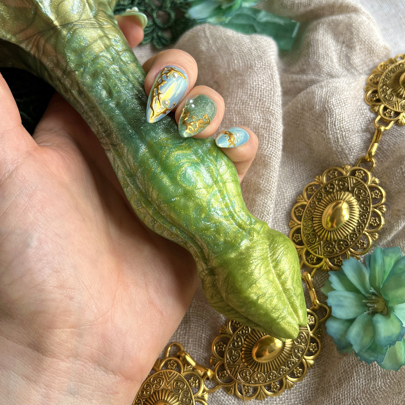 Marbrures artistiques vertes dans le silicone du sextoy Nymf Tulipe de la marque Fera Daemon, idéal pour le cosplay érotique d'elfe