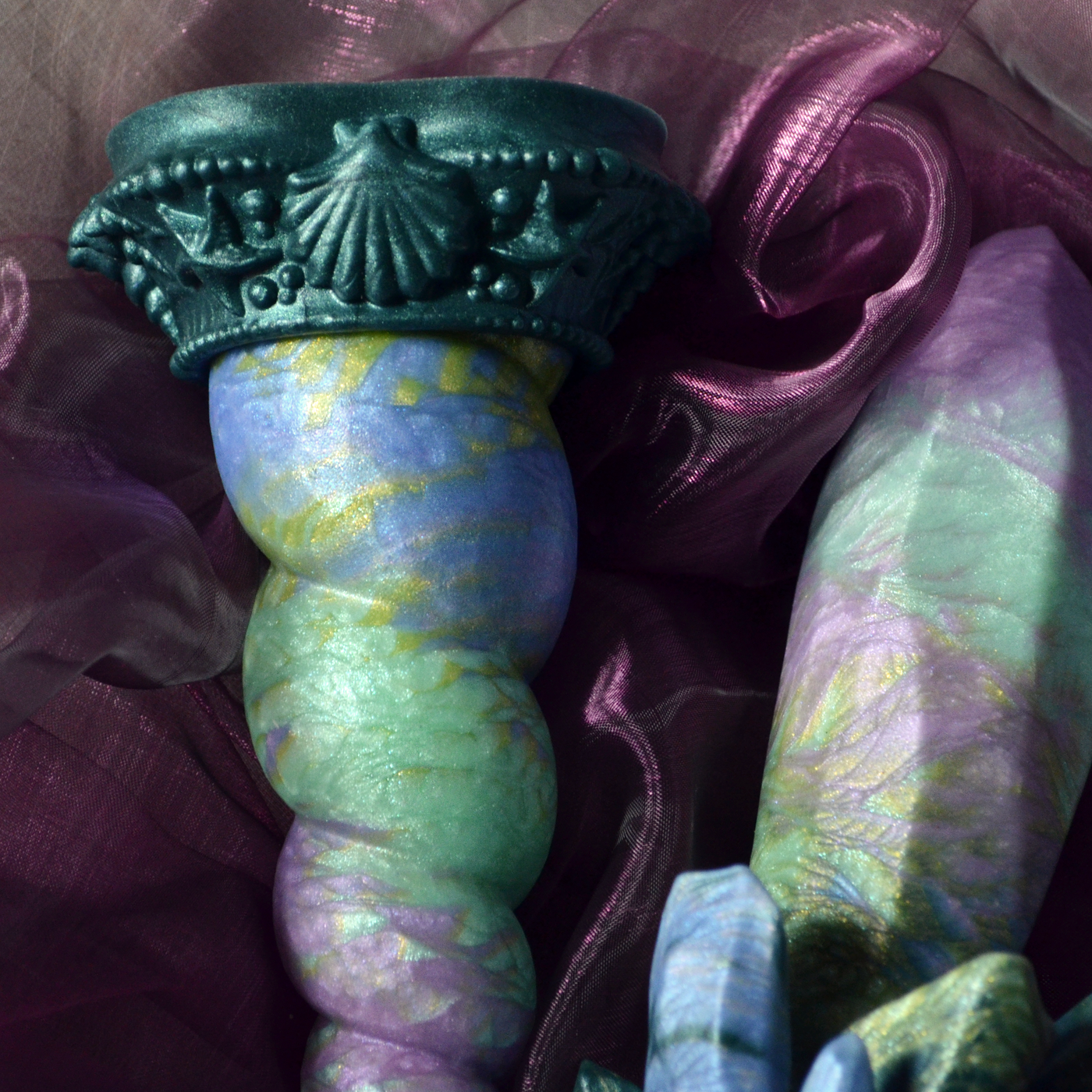 Mélanges vert et violet des dildos en silicone Nymphéas de Fera Daemon, un coloris inspiré des peintures impressionnistes de Monet