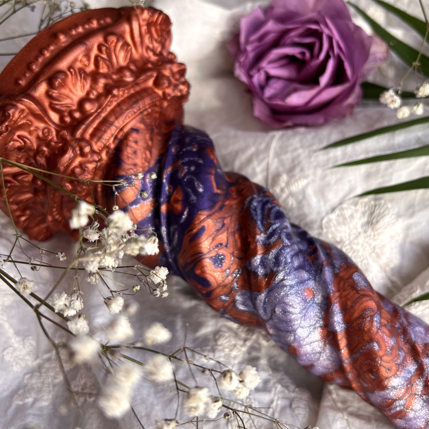 Melange des silicones multicolores lilas, violet et cuivre dans le gode Fenra Terra Aerynn de Fera Daemon, un enchevêtrement de marbrures uniques