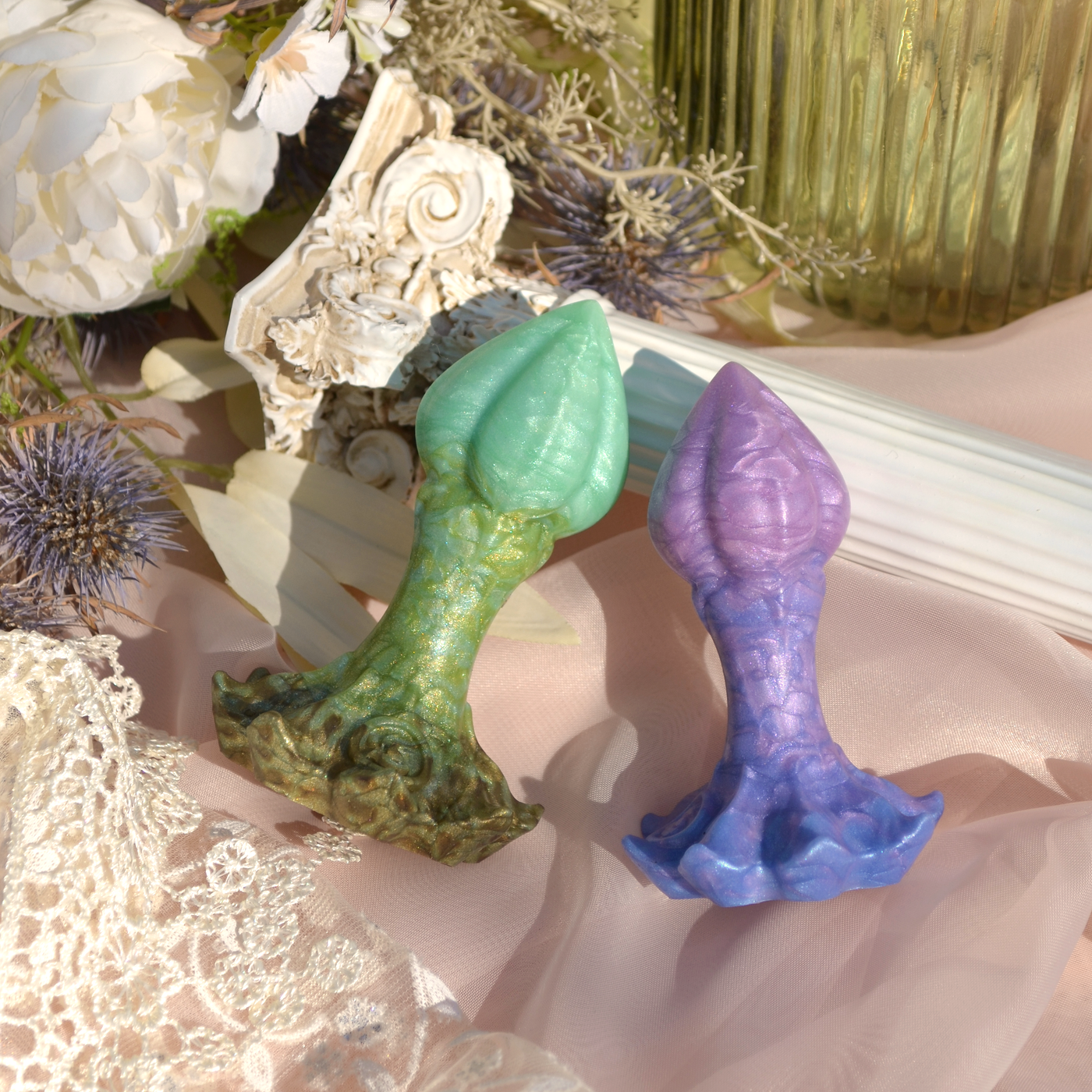 Deux Nymf plugs fantaisies en forme de bulbe de fleur de la collection de sextoys Fera Daemon "Printemps Enchanté".