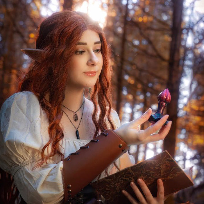 Nymf Plug Draconique rouge et noir de Fera Daemon tenu par Princesse Patate dans un cosplay d'elfe fantasy