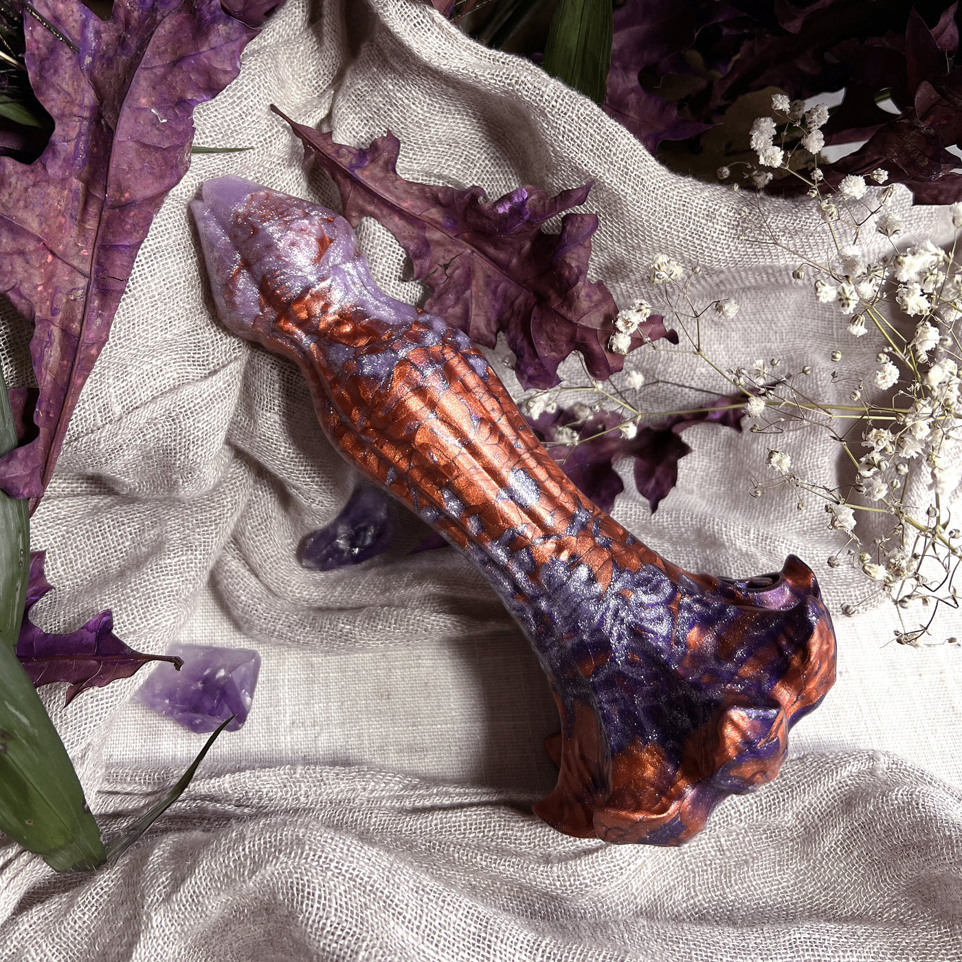 Nymf Tulipe dans le coloris cuivre et violet pastel Aerynn, un dildo fantasy en forme de fleur à la taille et la rigidité personnalisable
