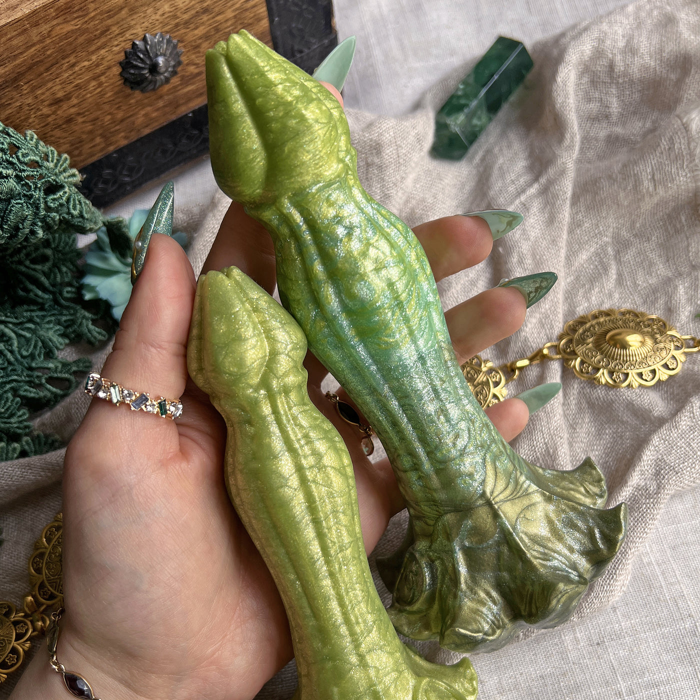 Nymf Tulipe en silicone vert, deux dildos au design végétal et fantasy de la marque Fera Daemon caractérisés par des stries verticales permettant la pénétration par rotation