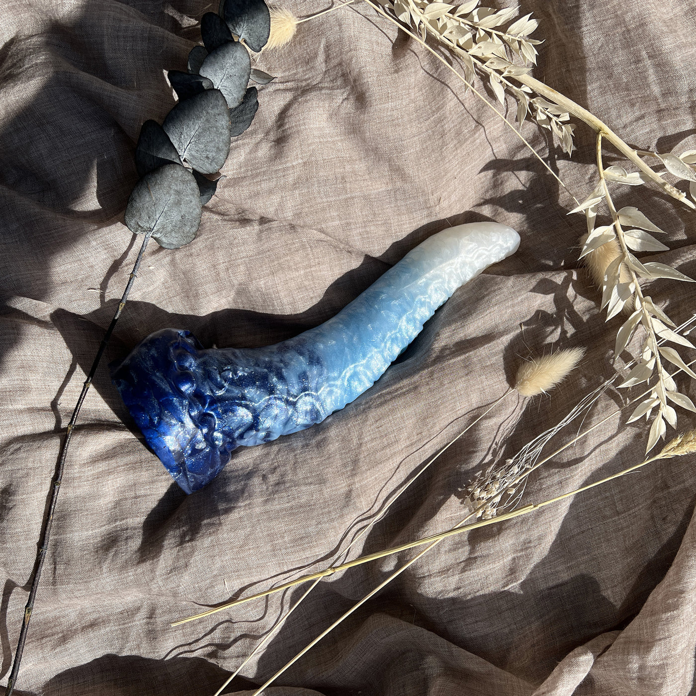 Petit gode tentacule bleu pastel avec un diamètre fin et une forme progressive, idéal comme sextoy pour le vaginisme