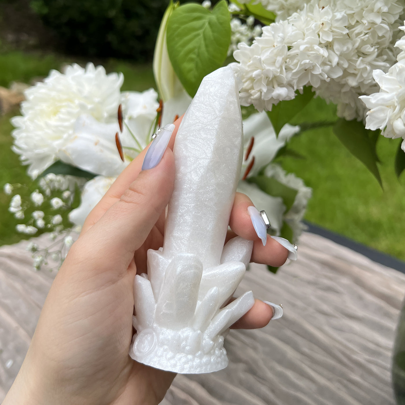 Petit dildo en forme de géode en silicone, un sextoy pénétrant court et large avec des facettes lisses