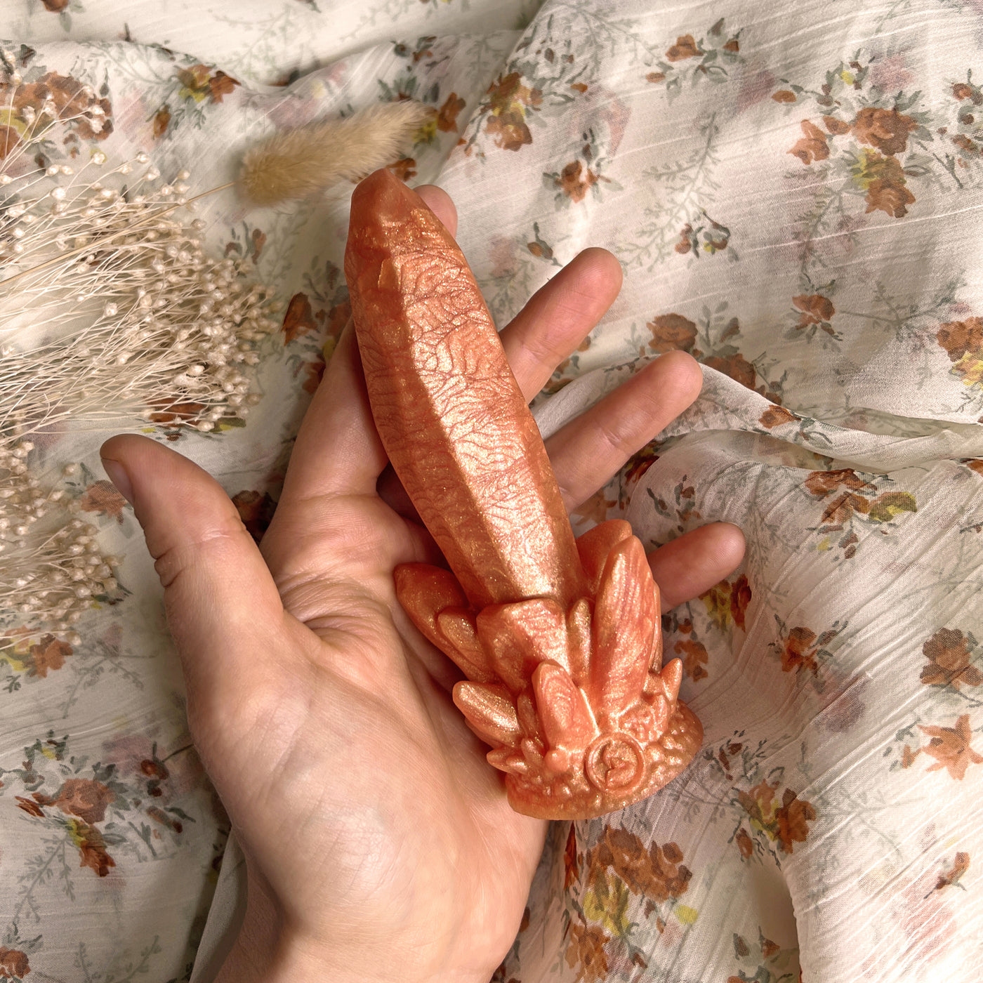 Petit dildo fantasy de couleur orange au design de cristal magique inspiré des mondes imaginaires, le modèle Echo dans le coloris Mandarine Solaire