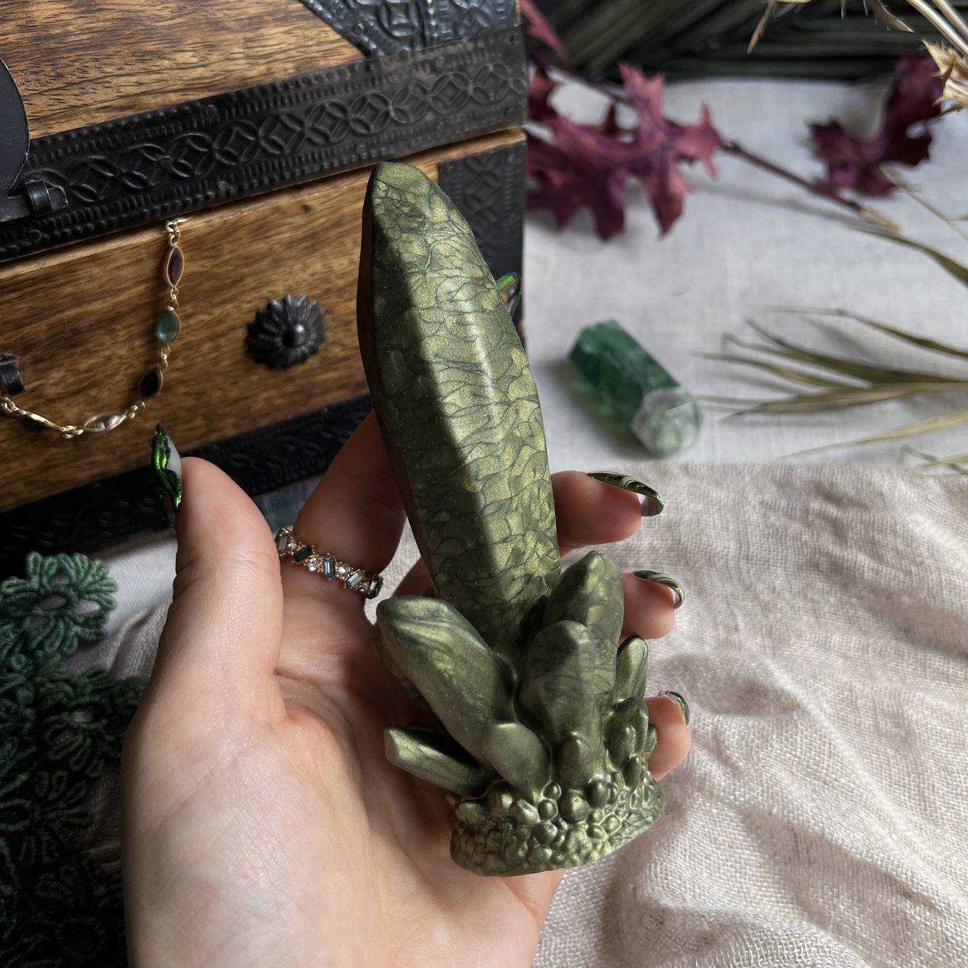 Petit gode cristal vert kaki en silicone souple et moelleux fabriqué artisanalement en France