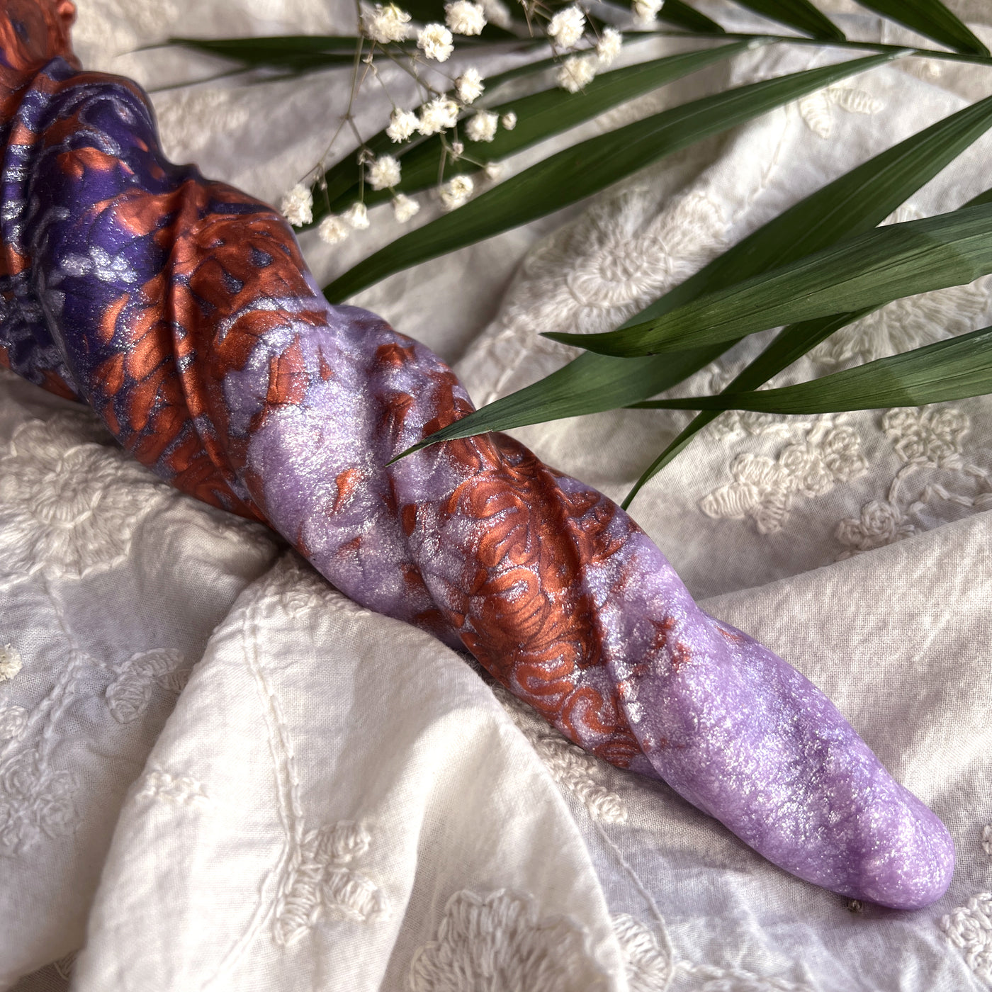Petit gode fin et progressif avec une texture douce, la corne de licorne lilas et cuivre Fênra Aerynn est un sextoy pour débutants idéal