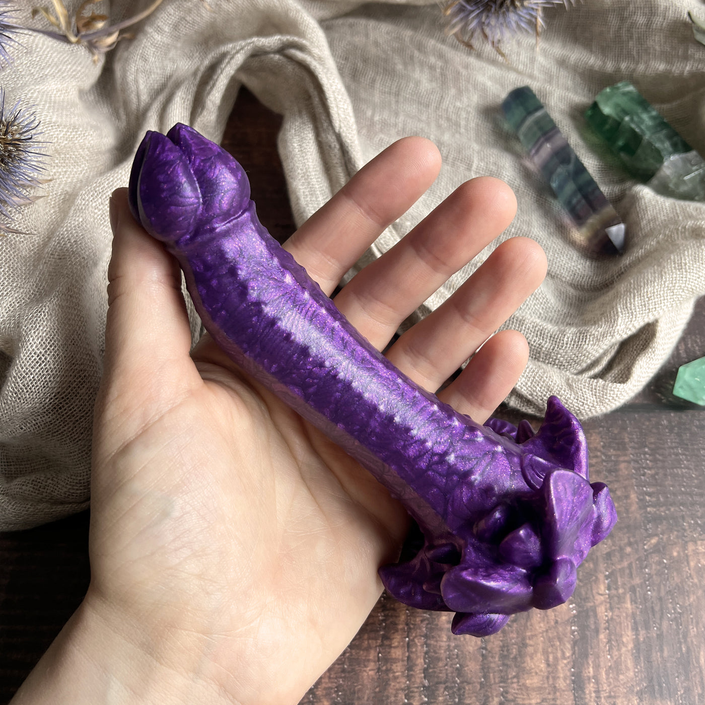 Dildo en forme de petite fleur violette au design fantasy, un sextoy en silicone moelleux idéal pour les débutantes