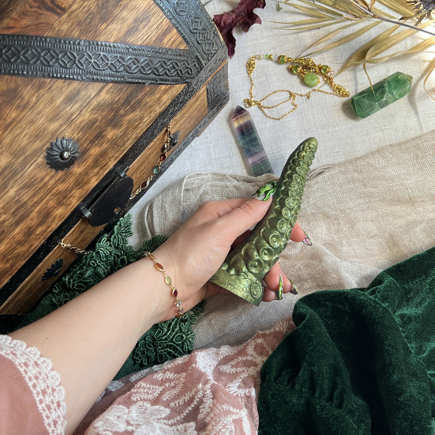 Petite tentacule vert kaki, un mini sextoy  mou au design fantasy idéal pour les débutants grâce à sa pénétration douce et progressive