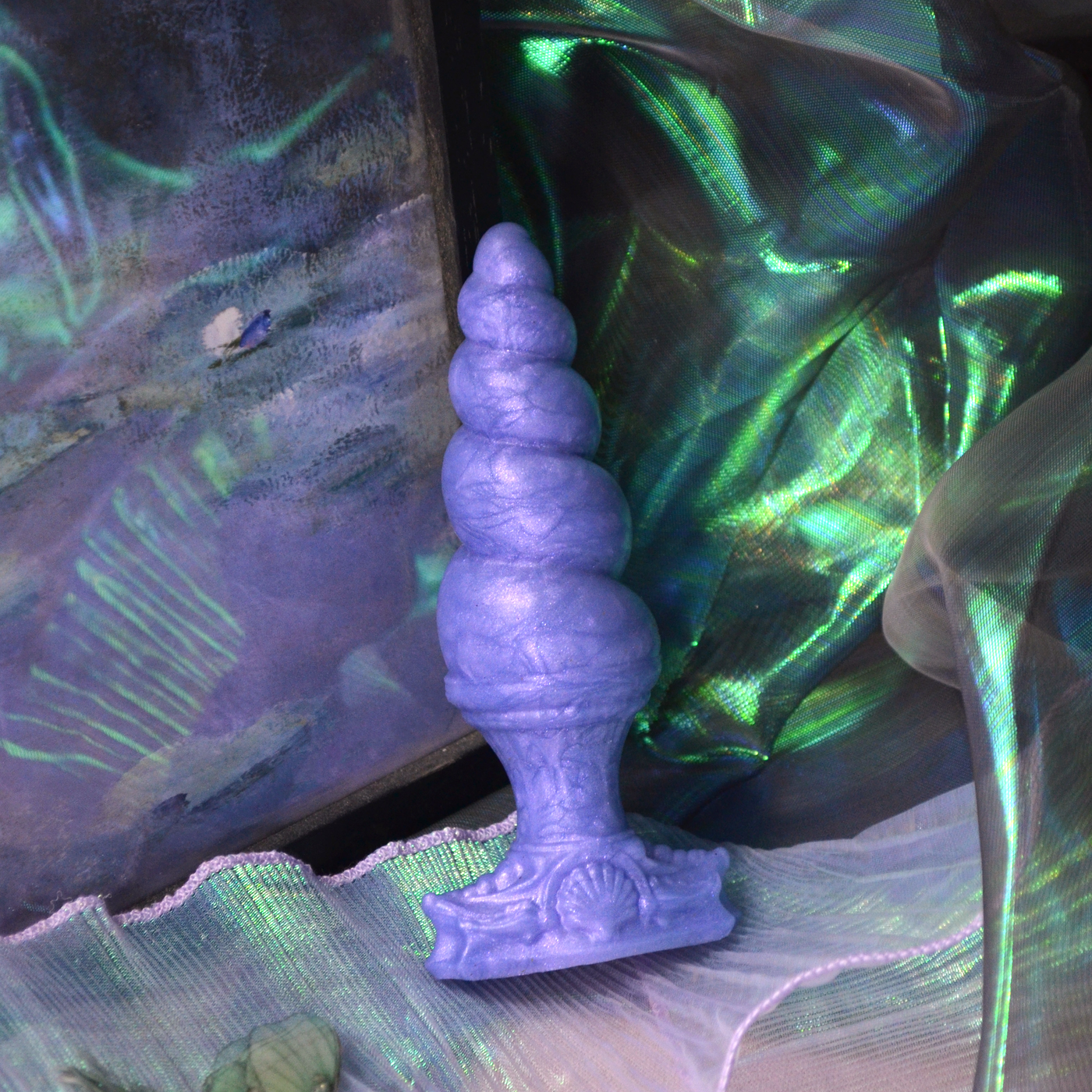 Plug anal en forme de coquillage violet. Un plug fantasy en silicone réticulé au platine de taille personnalisable.