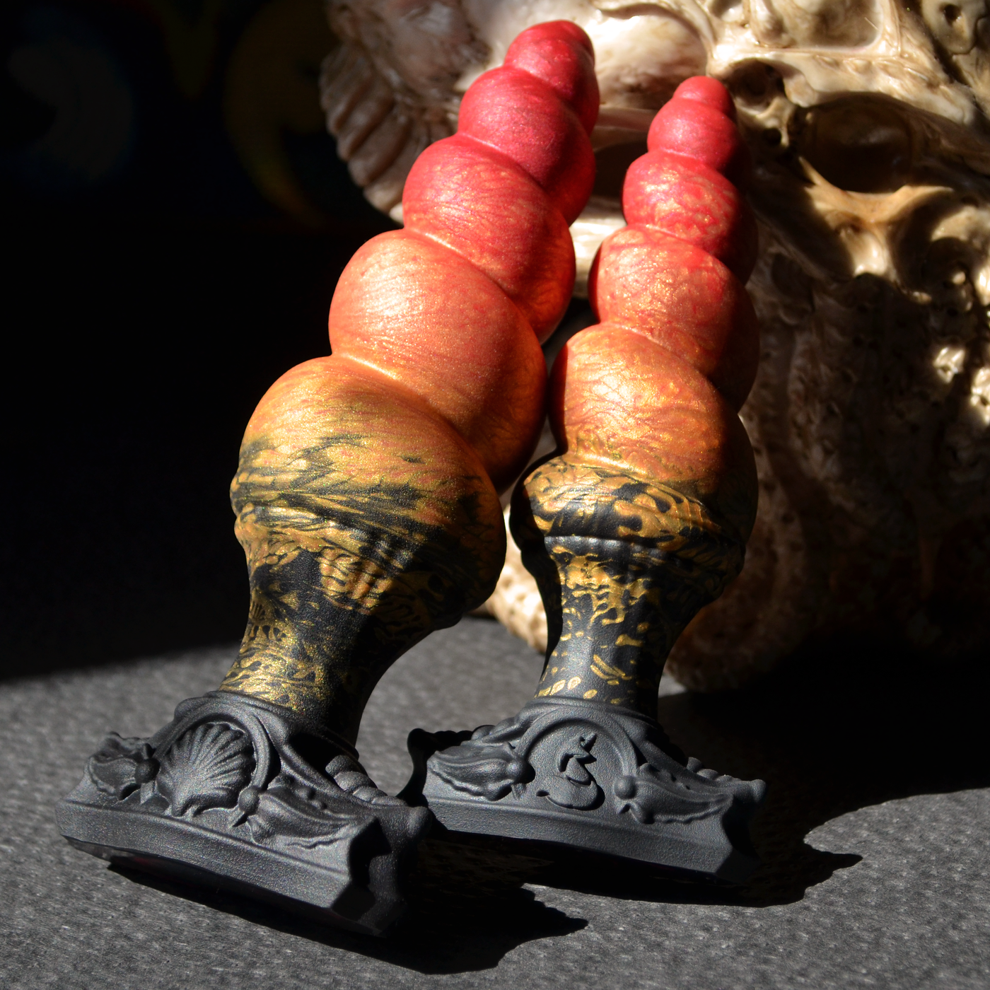 Plug anal dragon de Fera Daemon, un sextoy fantasy en silicone inspiré des couleurs chaudes des flammes.