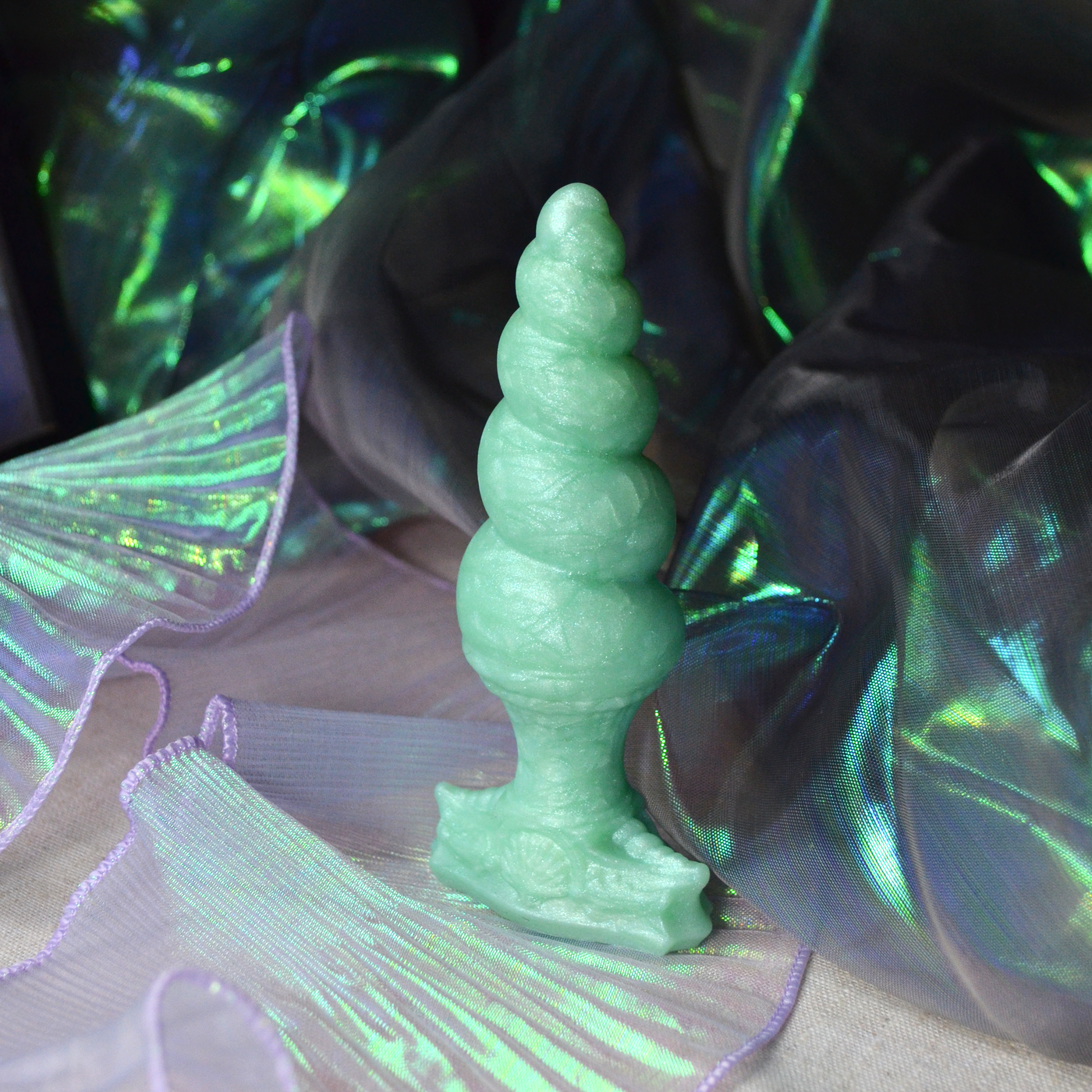 Plug anal fairycore en silicone souple vert pastel. Plug fantasy torsadé inspiré d'une corne de licorne par Fera Daemon.