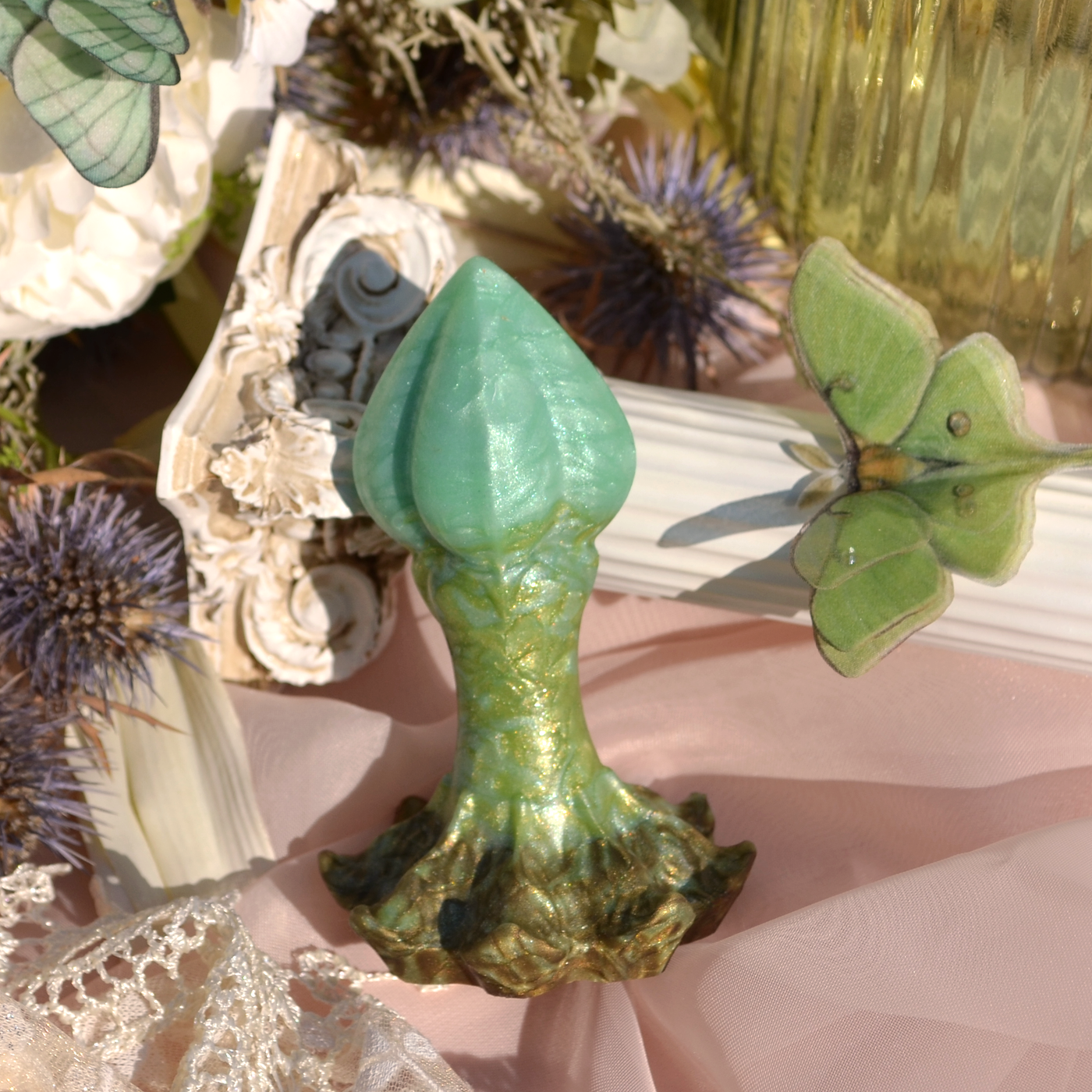 Plug anal fabriqué en France par Fera Daemon. Un plug fantaisie en silicone à l'esthétique elfique et féérique.