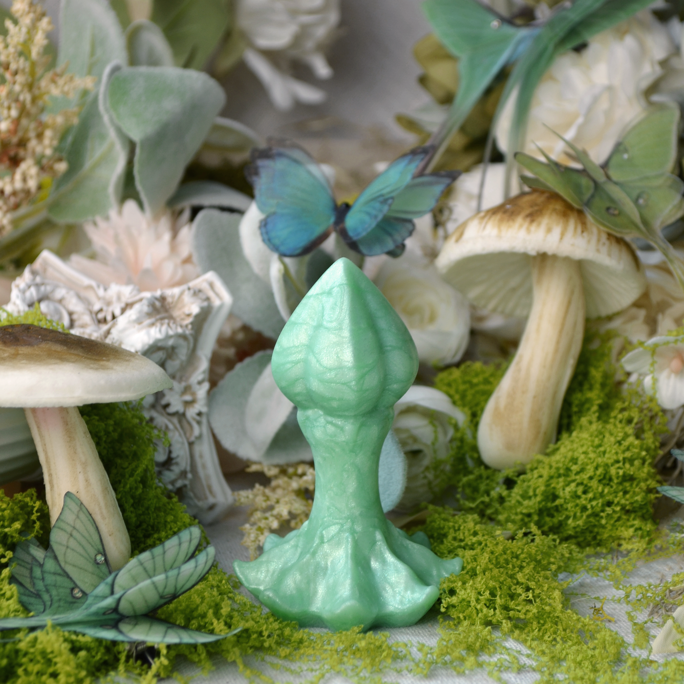 Nymf Plug Luna Moth : Green Pastel Flower Plug | Fera Daemon