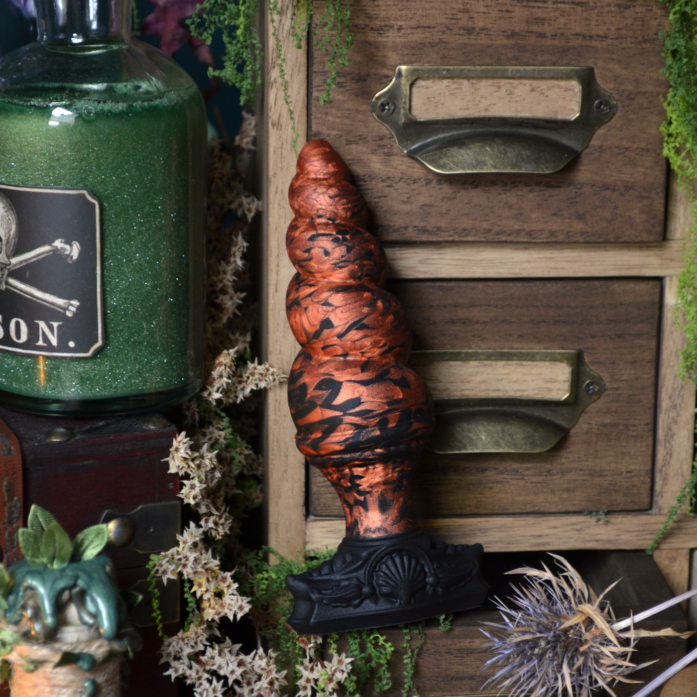 Plug anal fantasy en silicone médical noir et cuivre, un sextoy licorne à l'esthétique witch idéal pour Halloween