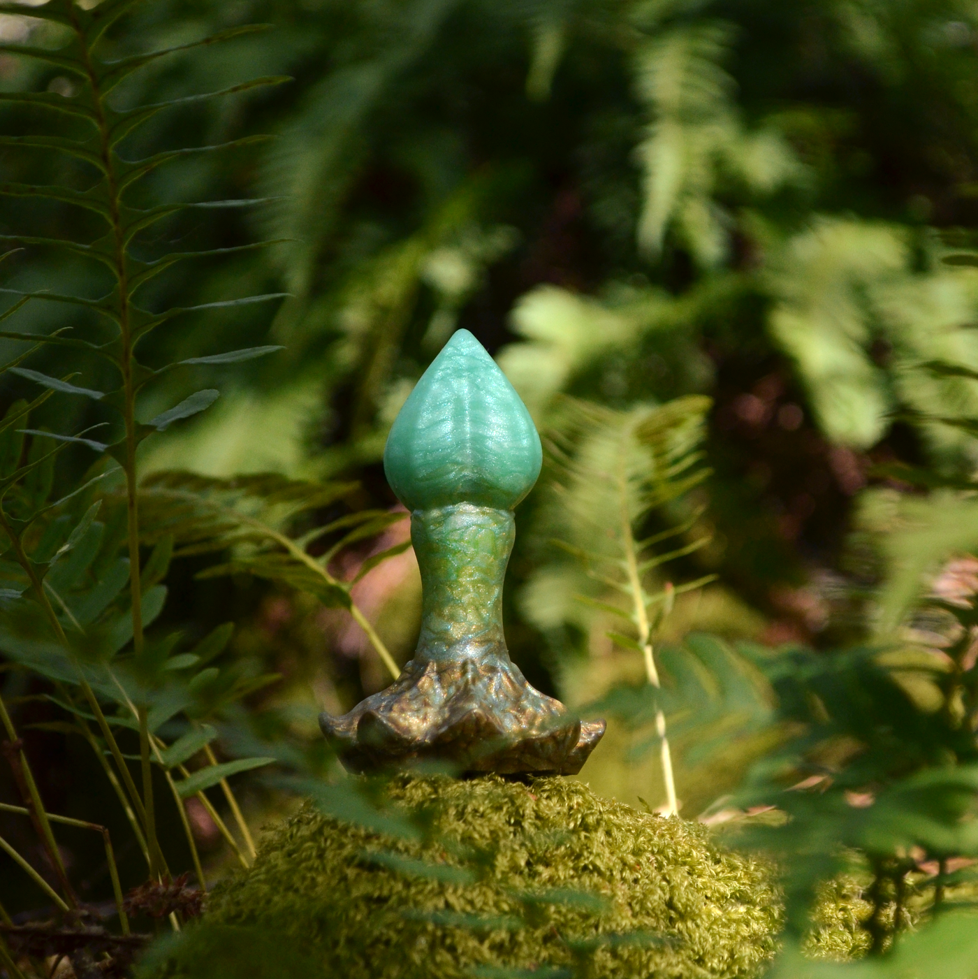 Plug anal fantasy vert et or de Fera Daemon. Nymf Plug Relique Elfique est un sextoy en silicone inspiré d'un bourgeon.