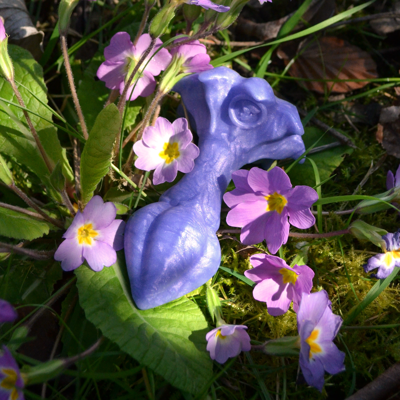 Plug anal violet en silicone médical doux. Nymf Primerêve est un plug anal fantasy bulbe créé par Fera Daemon.