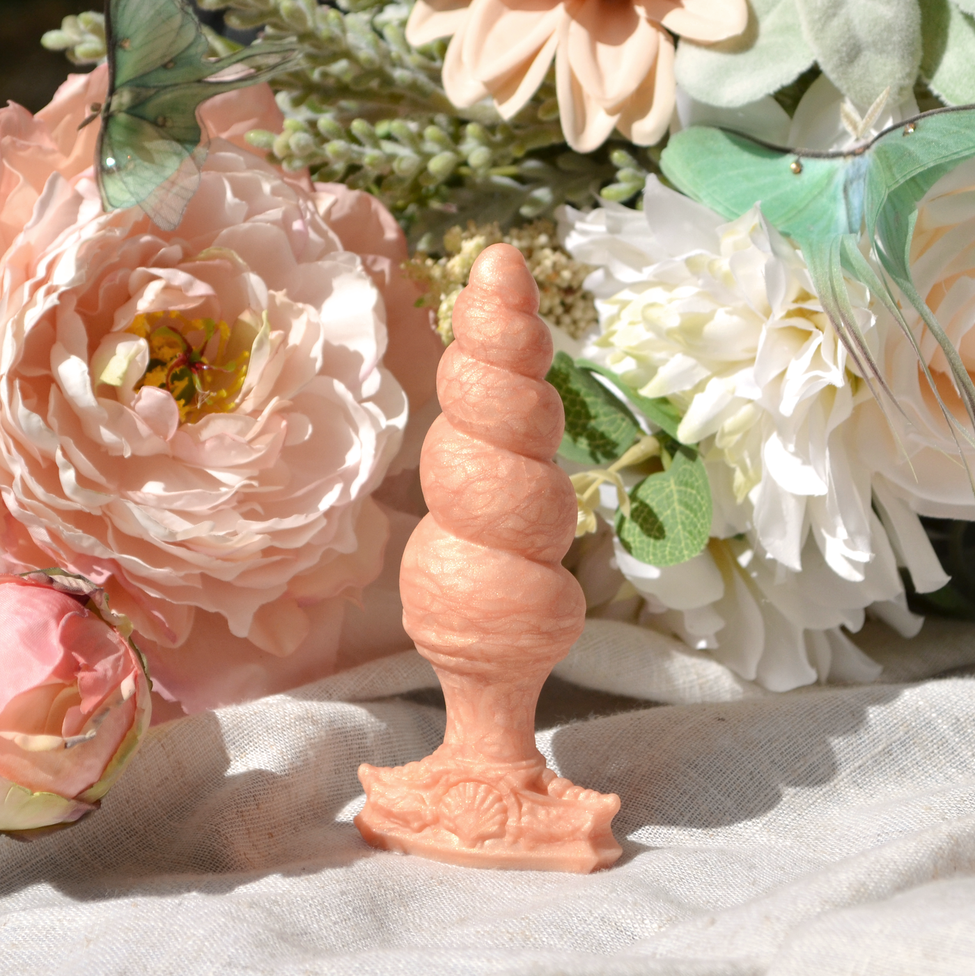 Plug anal orange de Fera Daemon en silicone doux et moelleux, un beau sextoy français à l'atmosphère féérique.