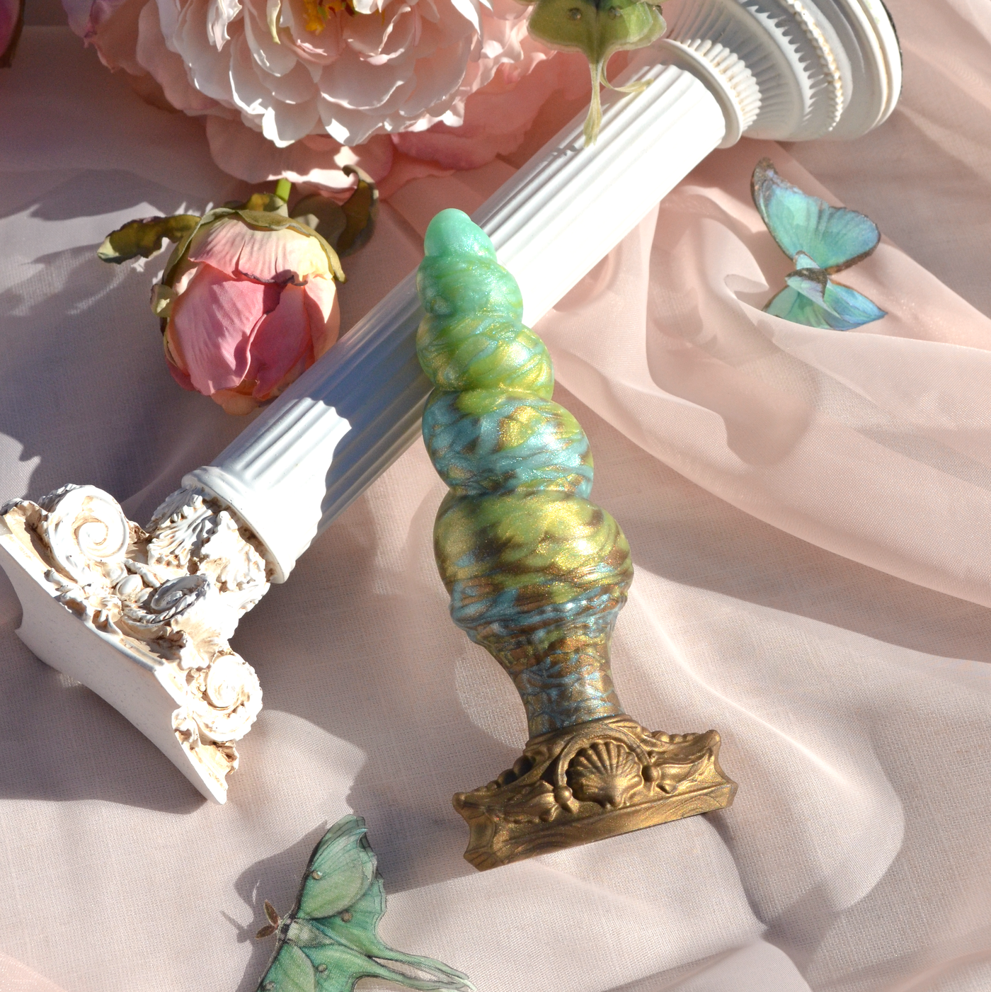 Plug anal personnalisable vert multicolore en silicone médical. Un plug fantasy confortable grâce à sa base en T.