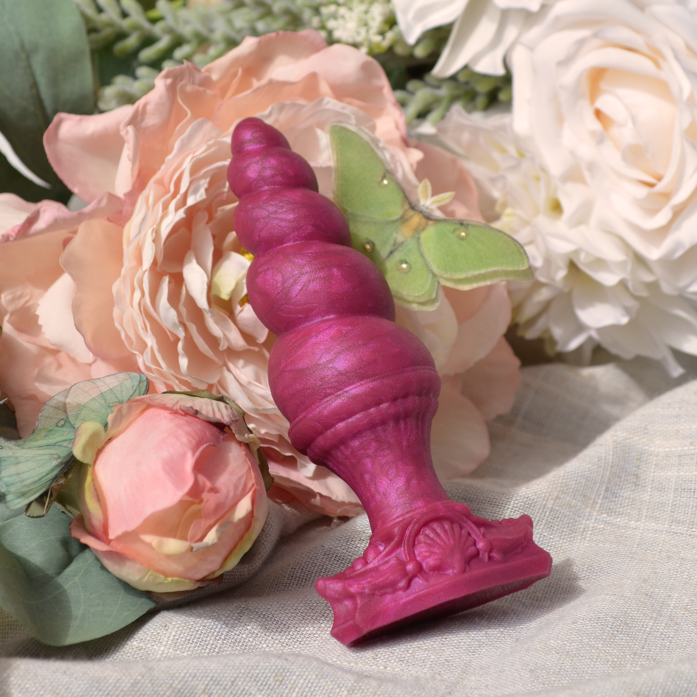 Plug anal rose fuchsia de Fera Daemon. Fênra Framboise Sauvage est un sextoy queer en silicone doux.