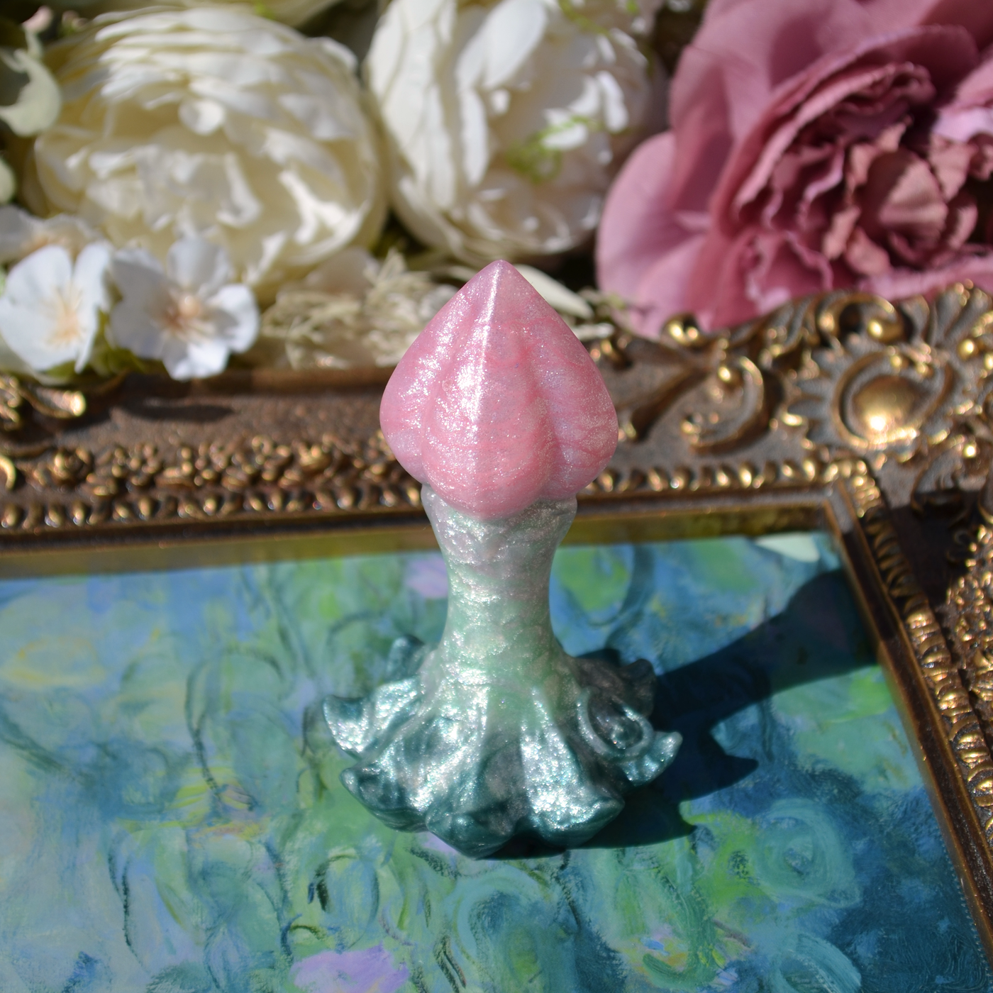 Plug anal en silicone souple, Nymf Rose d'Elliant est un sextoy fantasy inspiré d'un bourgeon de rose