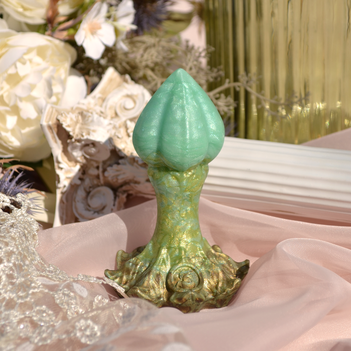 Plug anal vert en forme de bourgeon de fleur à l'esthétique fairycore et elfique. Nymf Plug est un sextoy personnalisable de Fera Daemon.