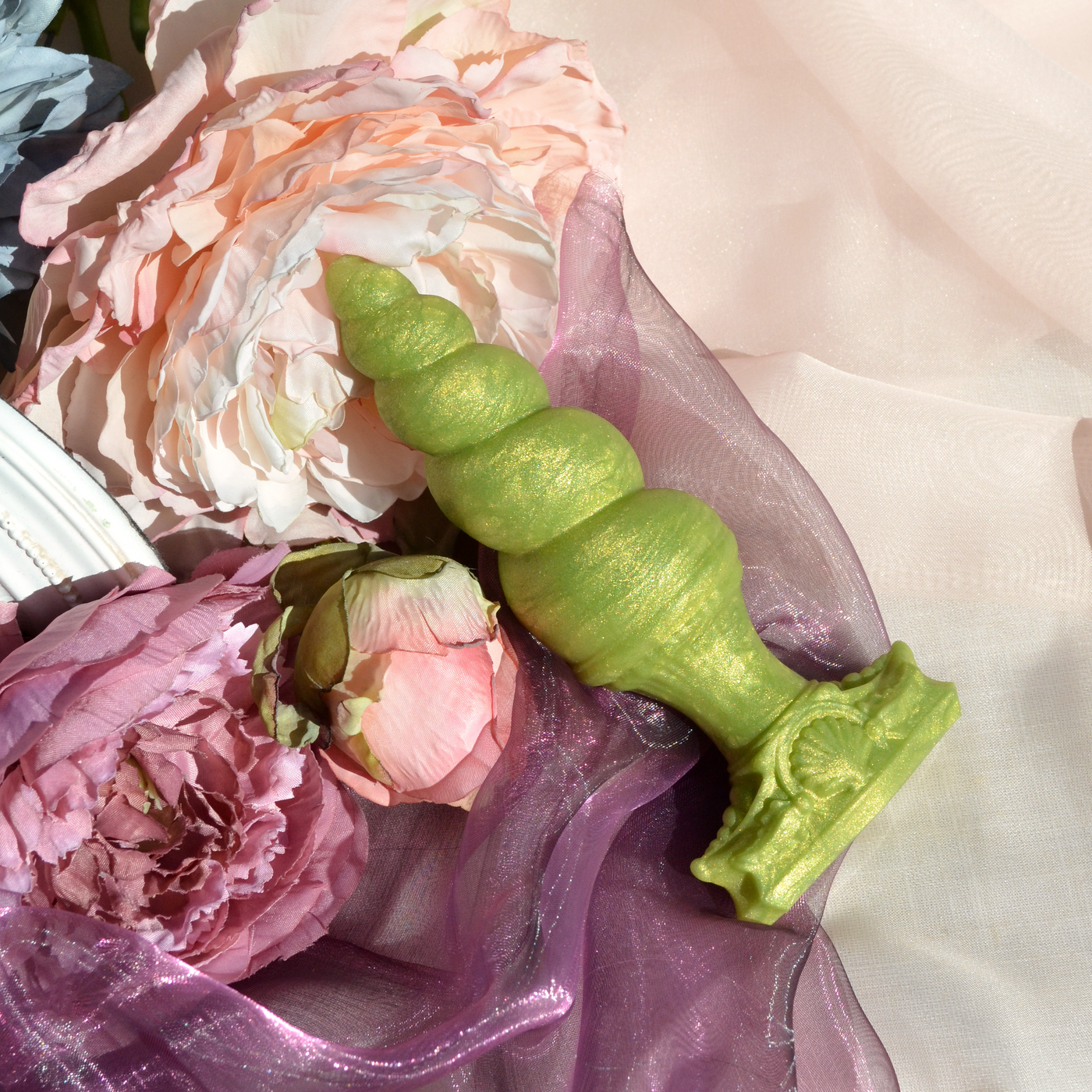 Plug anal vert pomme en silicone médical. Fênra Eclat Sylvestre est un plug fantasy licorne avec une base en T.