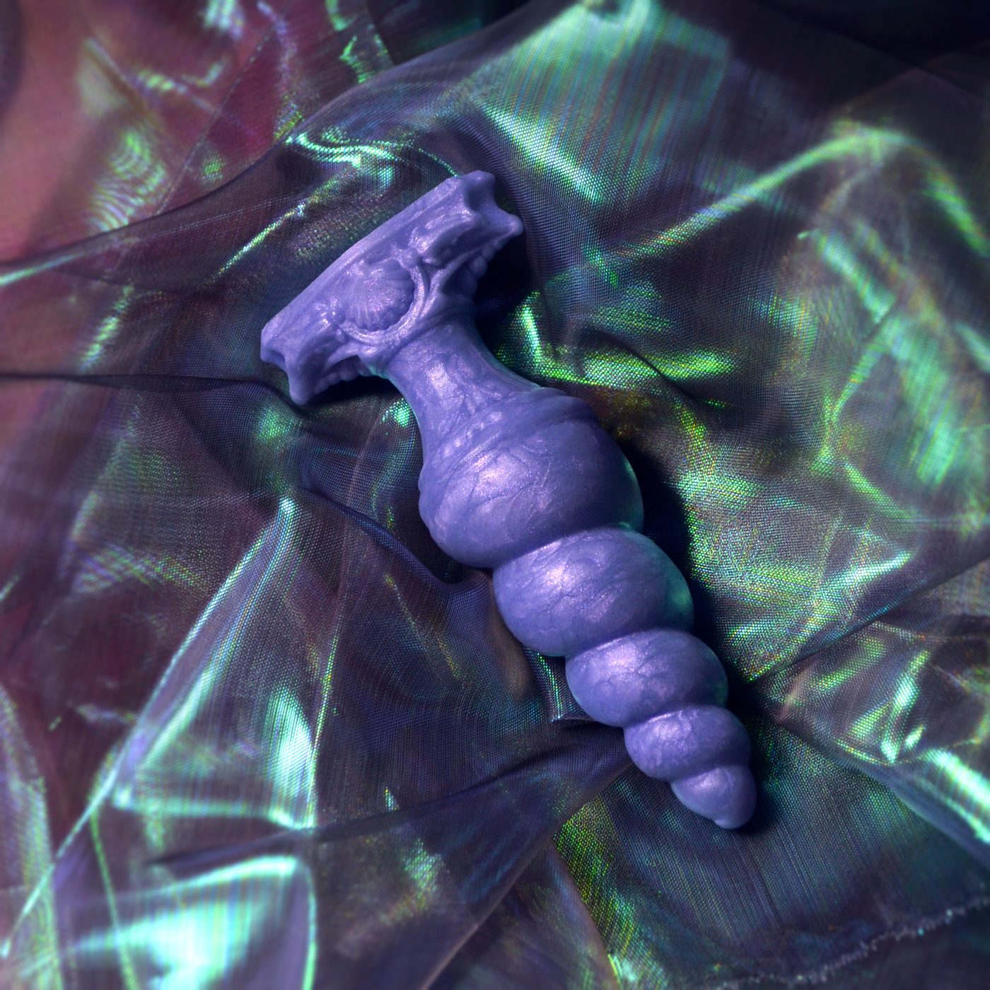 Plug anal en silicone violet au design elfique et féérique. Un plug fantasy fabriqué en France par Fera Daemon.