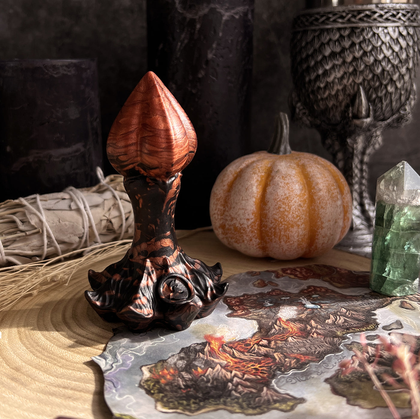 Plug dark fantasy inspiré d'un bourgeon de fleur noir et cuivre, ce sextoy de luxe est fait en France pour Halloween