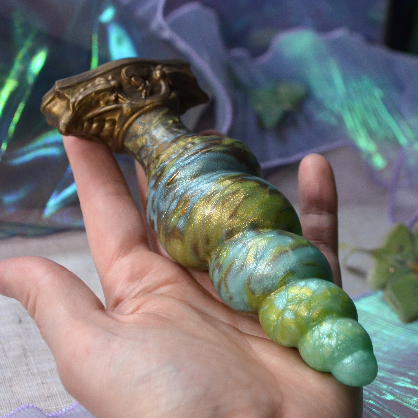 Plug fantasy en silicone médical aux marbrures vert et or. Un plug anal féérique fabriqué en France idéal à offrir.