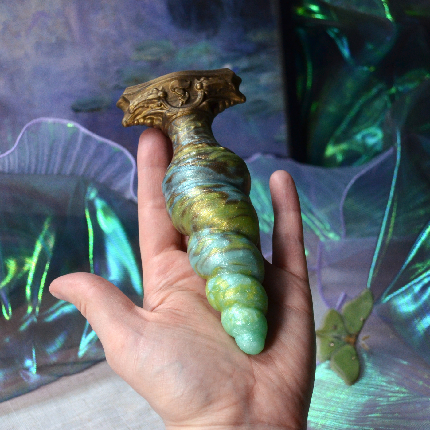 Plug fantasy de Fera Daemon en silicone vert. Fenra Plug Relique Elfique est un sextoy progressif en forme de corne.