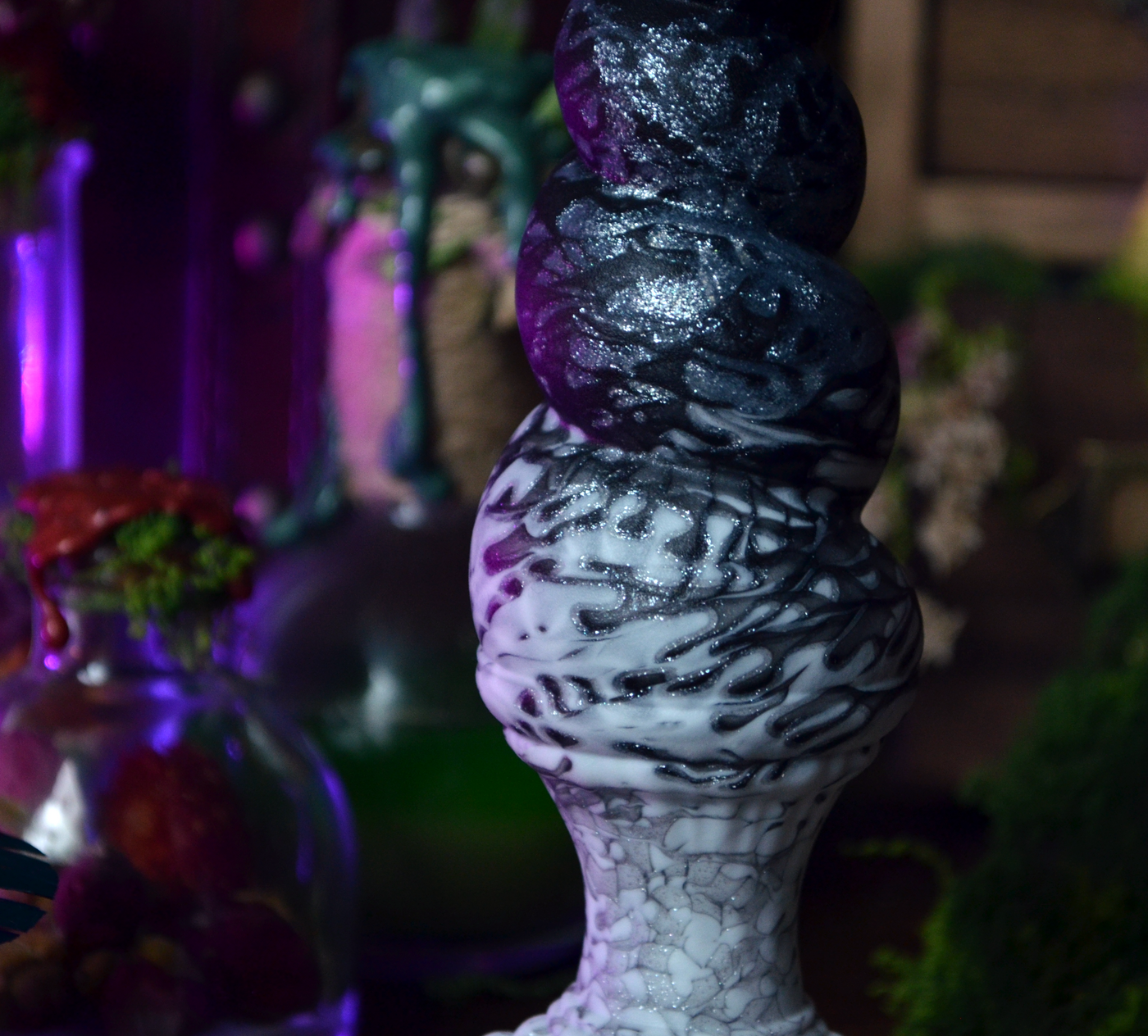 Plug fantasy noir et blanc, un beau sextoy anal artisanal fabriqué en France par Fera Daemon