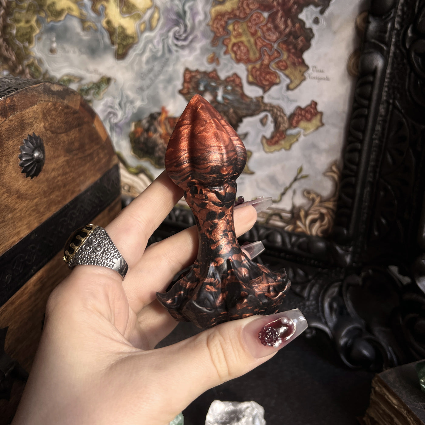Plug fantasy en silicone biocompatible réticulé au platine, Nymf est un sextoy artistique cuivre et noir