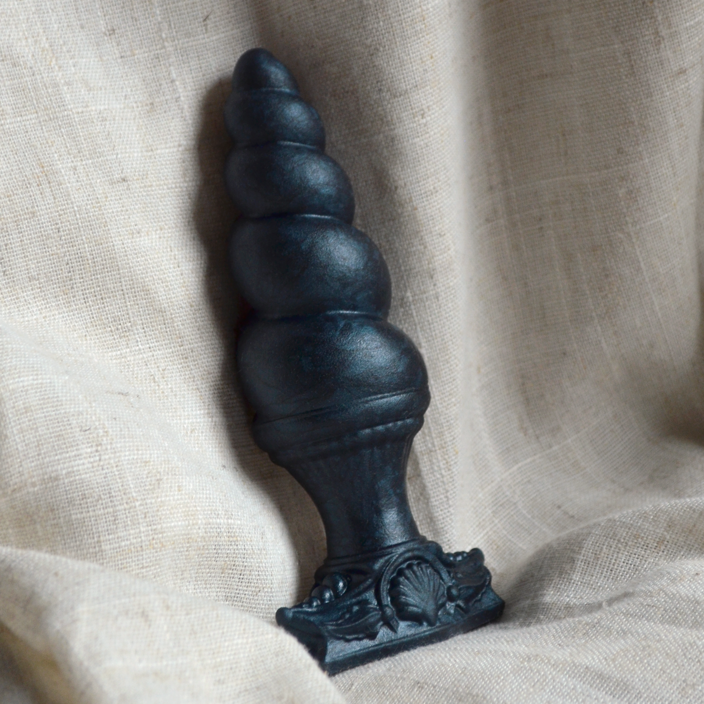 Plug licorne bleu marine en silicone doux et moelleux, le sextoy anal Fênra Abysse de Fera Daemon