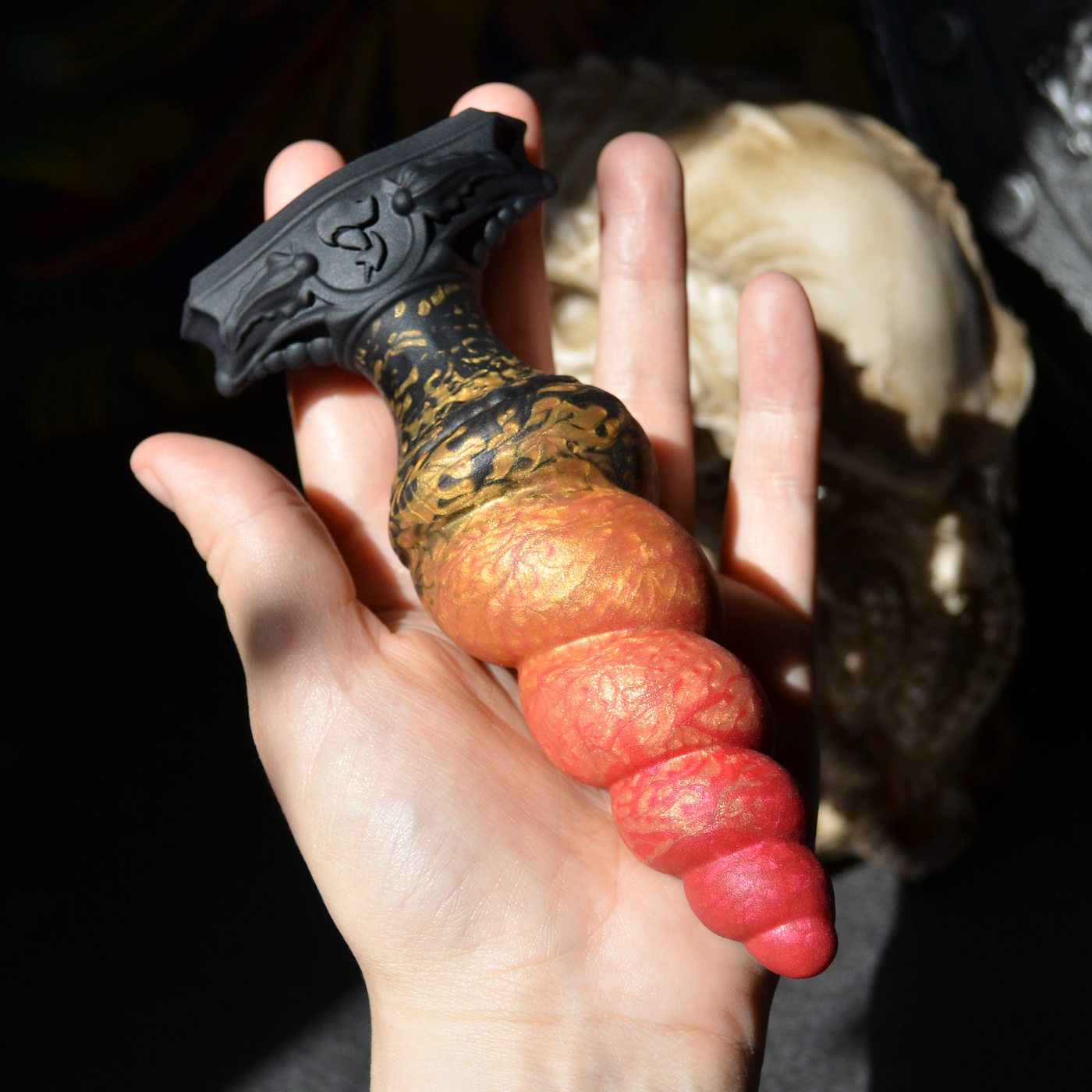 Plug licorne aux couleurs du feu, un sextoy anal à l'esthétique dark fantasy par Fera Daemon.