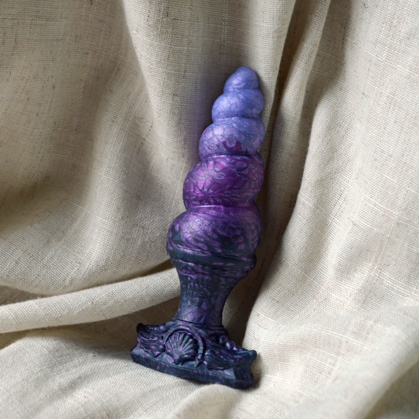 Plug licorne dans un coloris violet sombre. Un sextoy anal en silicone personnalisable et fabriqué en France.
