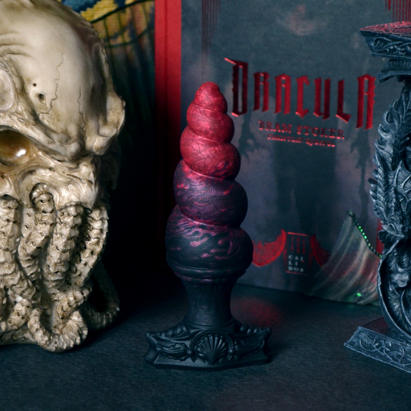 Plug vaginal Dark Fantasy en silicone moelleux, un sextoy gothique rouge et noir de Fera Daemon