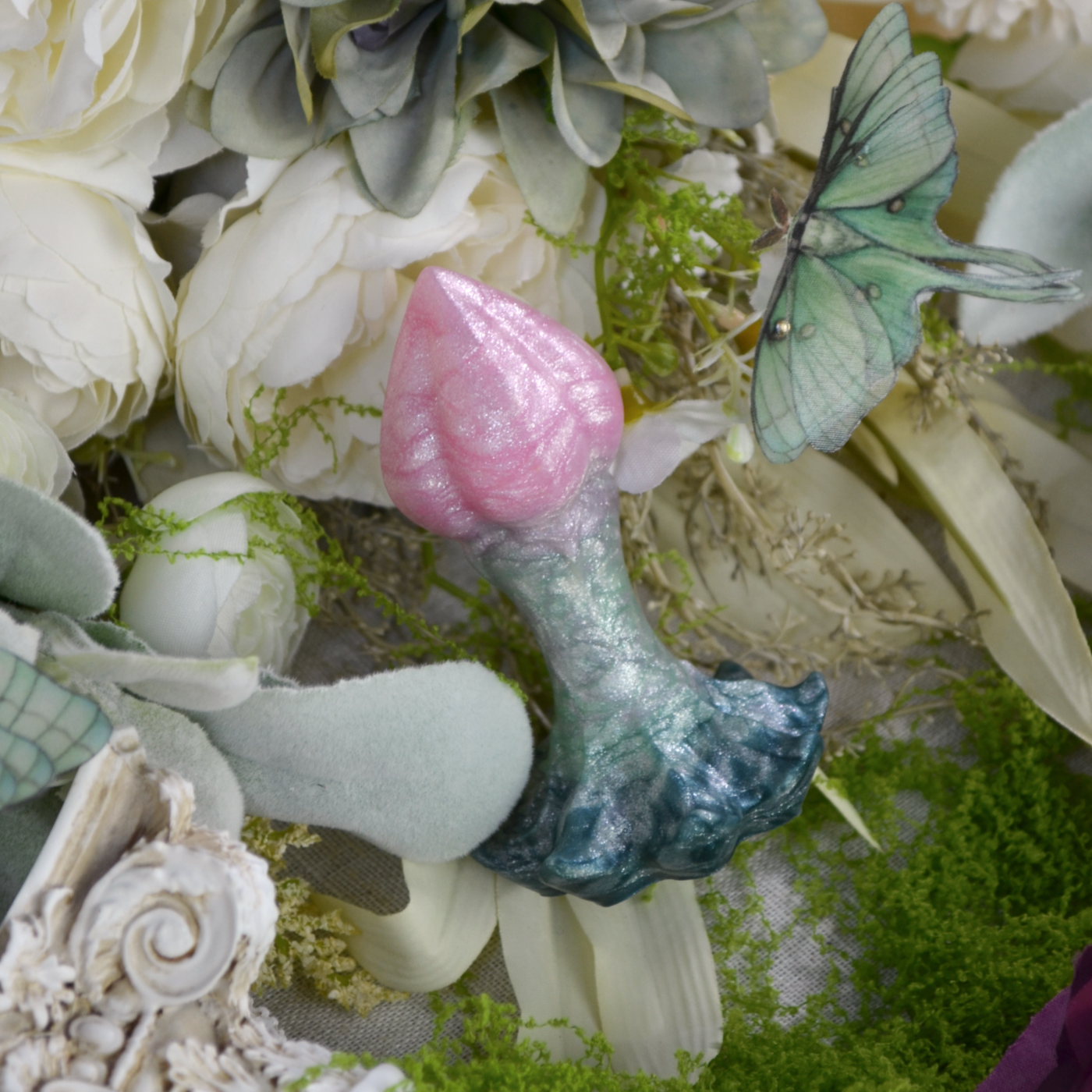 Plug vaginal féérique inspiré d'un bourgeon de fleur, Nymf est un sextoy fantaisie en silicone qui plonge dans l'imaginaire