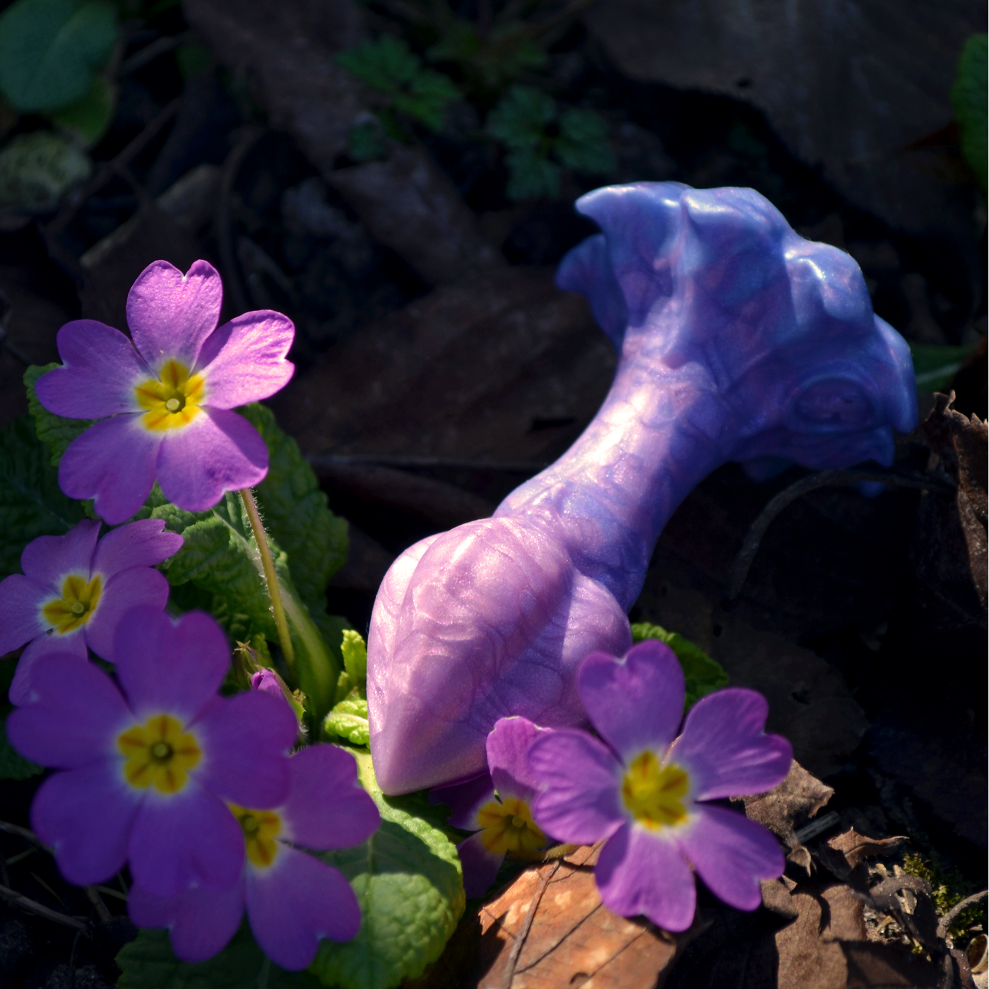 Plug vaginal en silicone lilas de Fera Daemon. Nymf Plug Vallée d'Iris est un sextoy de taille et fermeté personnalisable.