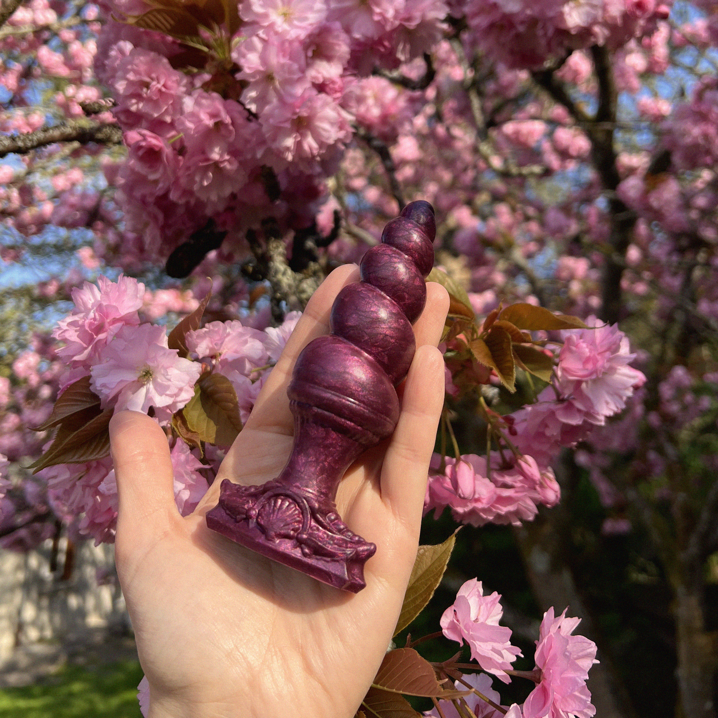 Plug vaginal rouge bordeaux en silicone médical, un sextoy queer de Fera Daemon