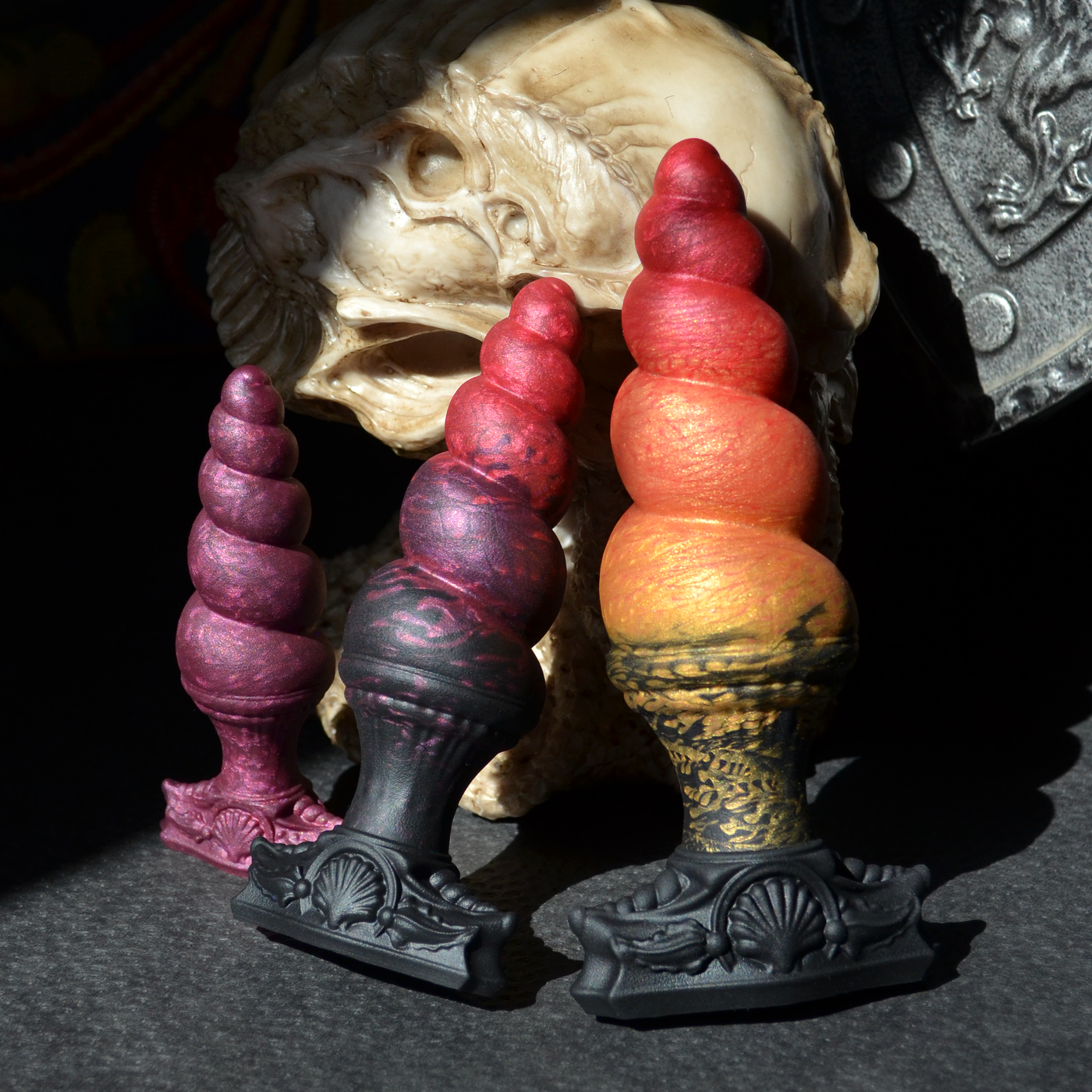 Plugs vaginaux rouge en forme de corne de licorne par Fera Daemon. Des sextoys confortables grâce à leur base en T.